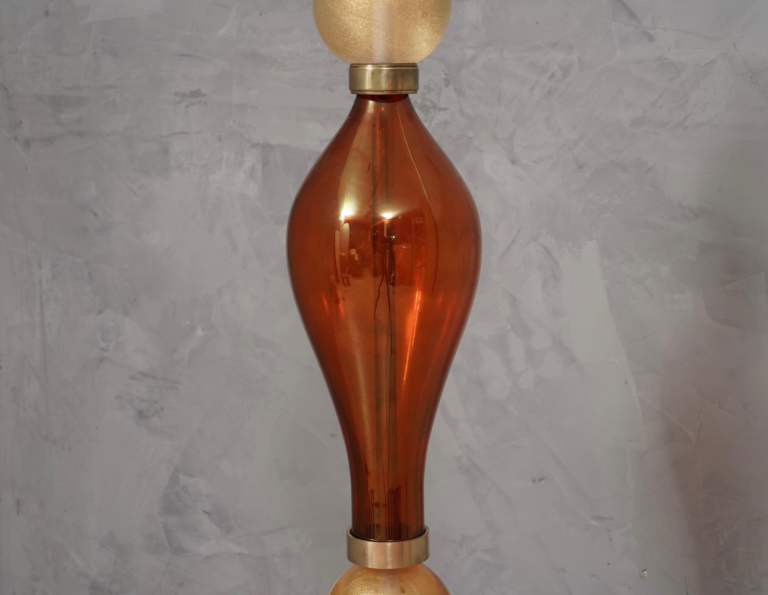 italien Lampe de bureau de Murano en verre soufflé ambré et or, 1980 en vente