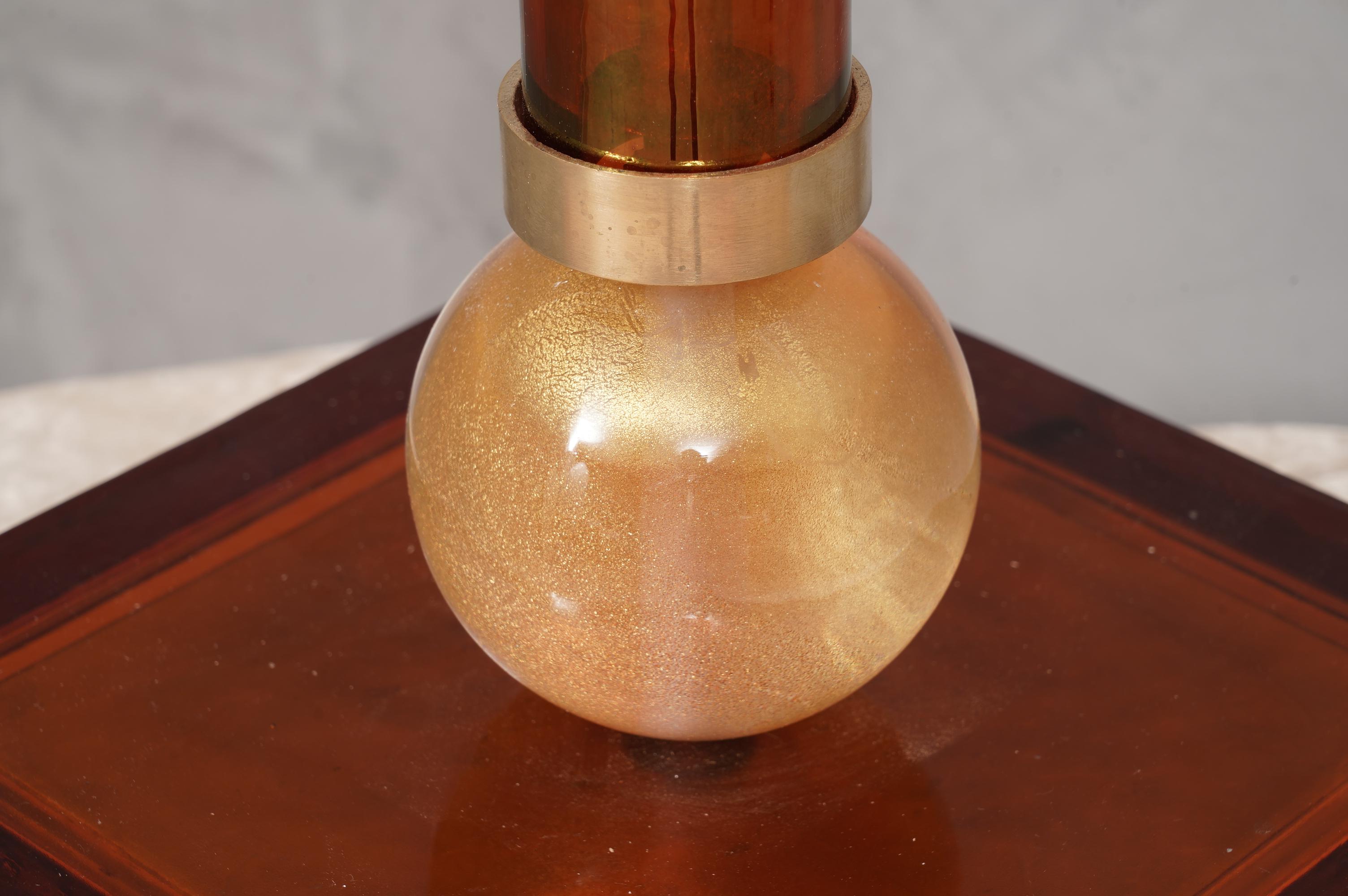 Verre d'art Lampe de bureau de Murano en verre soufflé ambré et or, 1980 en vente