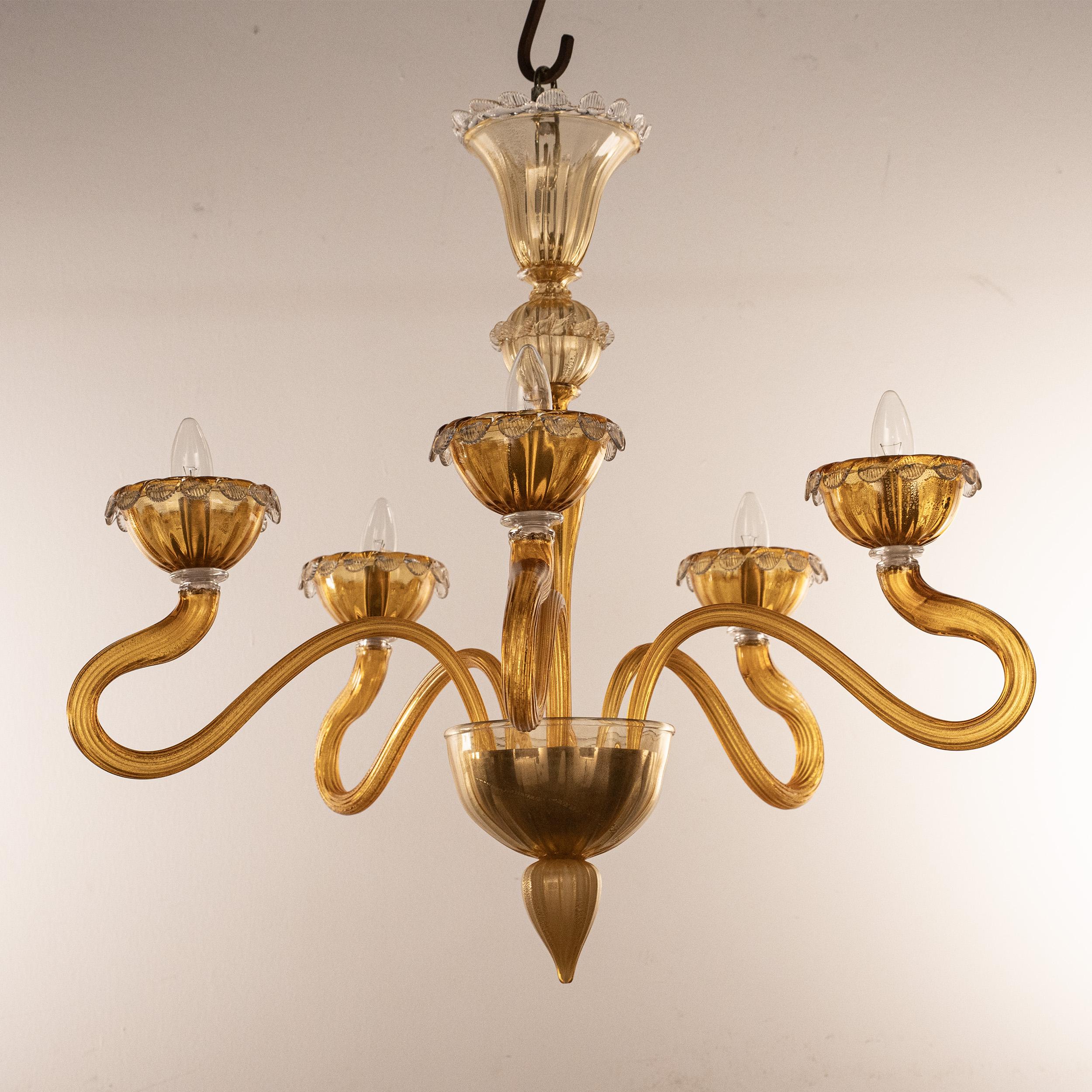 Lustre en verre ambre et or Murano 5 lumières Vintage Made in Italy en stock
Condit : pratiquement en parfait état et jamais utilisé : pas de grosses rayures, pas de défauts, pas de fissures pas de pièces manquantes.
 
Type : Lustre