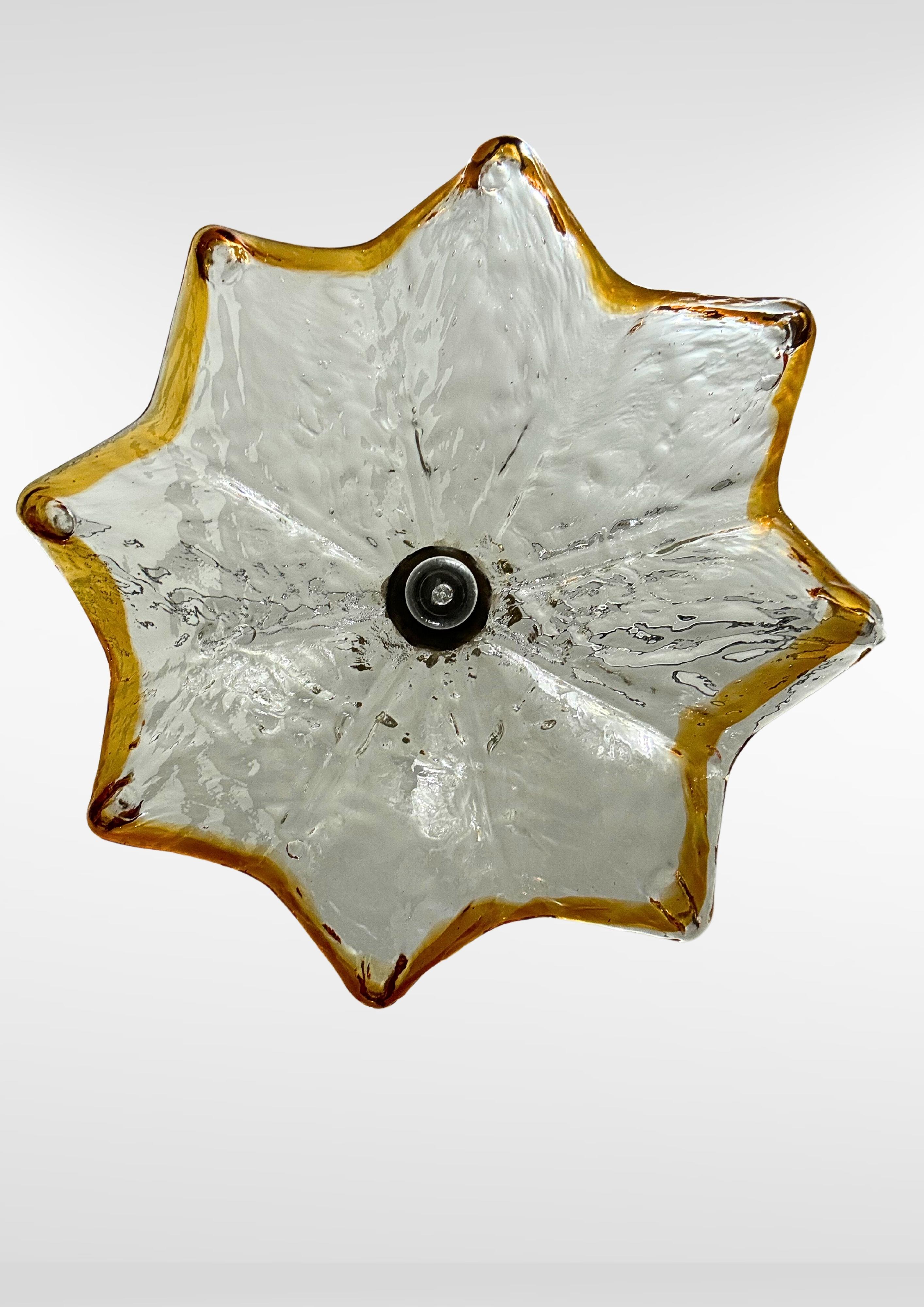 XX secolo Lampada a sospensione a girasole in vetro ambrato di Murano di Mazzega Murano in vendita