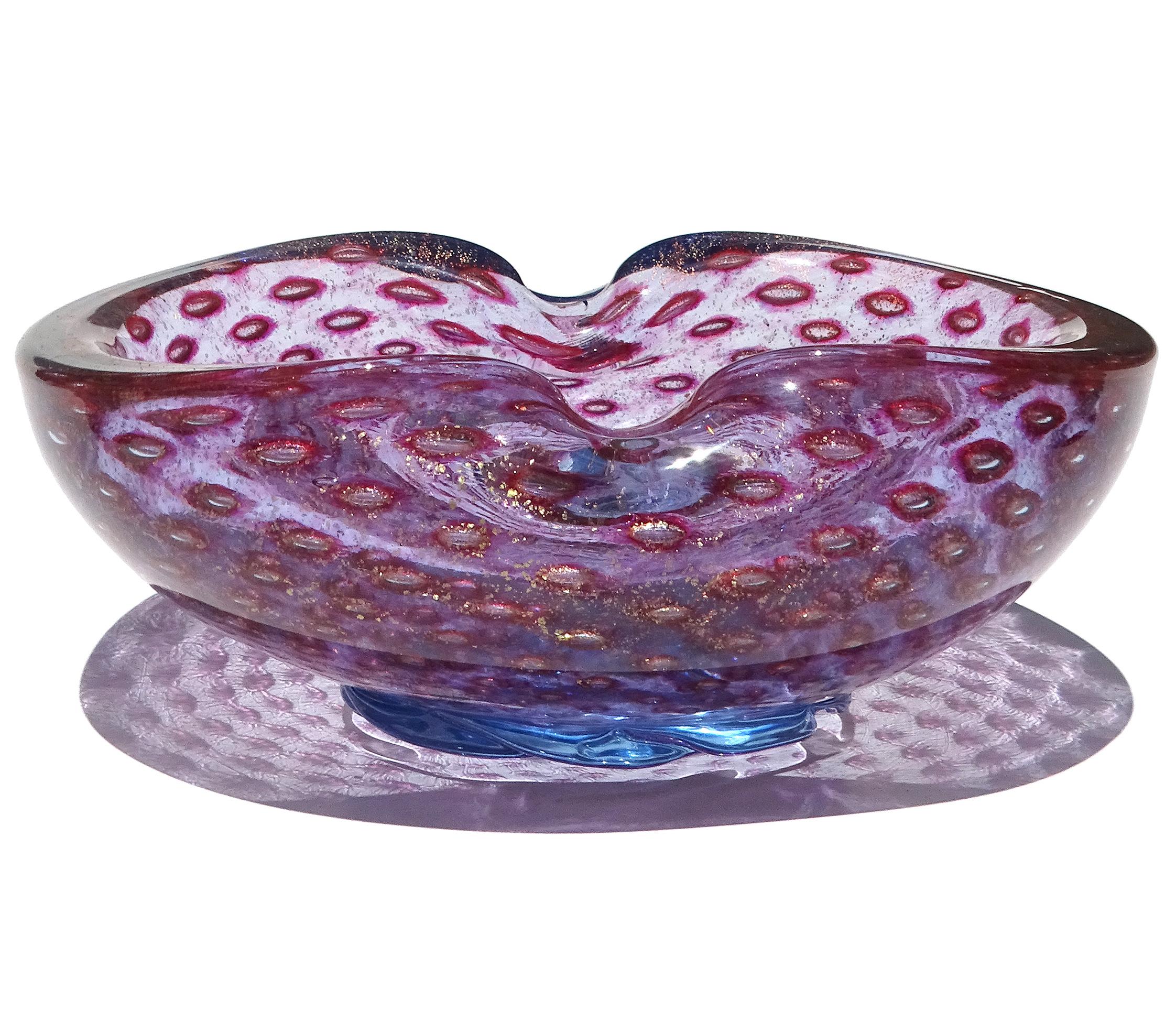 Bellissima ciotola decorativa con piede in vetro artistico italiano vintage di Murano soffiato a mano con colori viola ametista, blu, bolle controllate e macchie d'oro. Il pezzo è realizzato con la tecnica del 