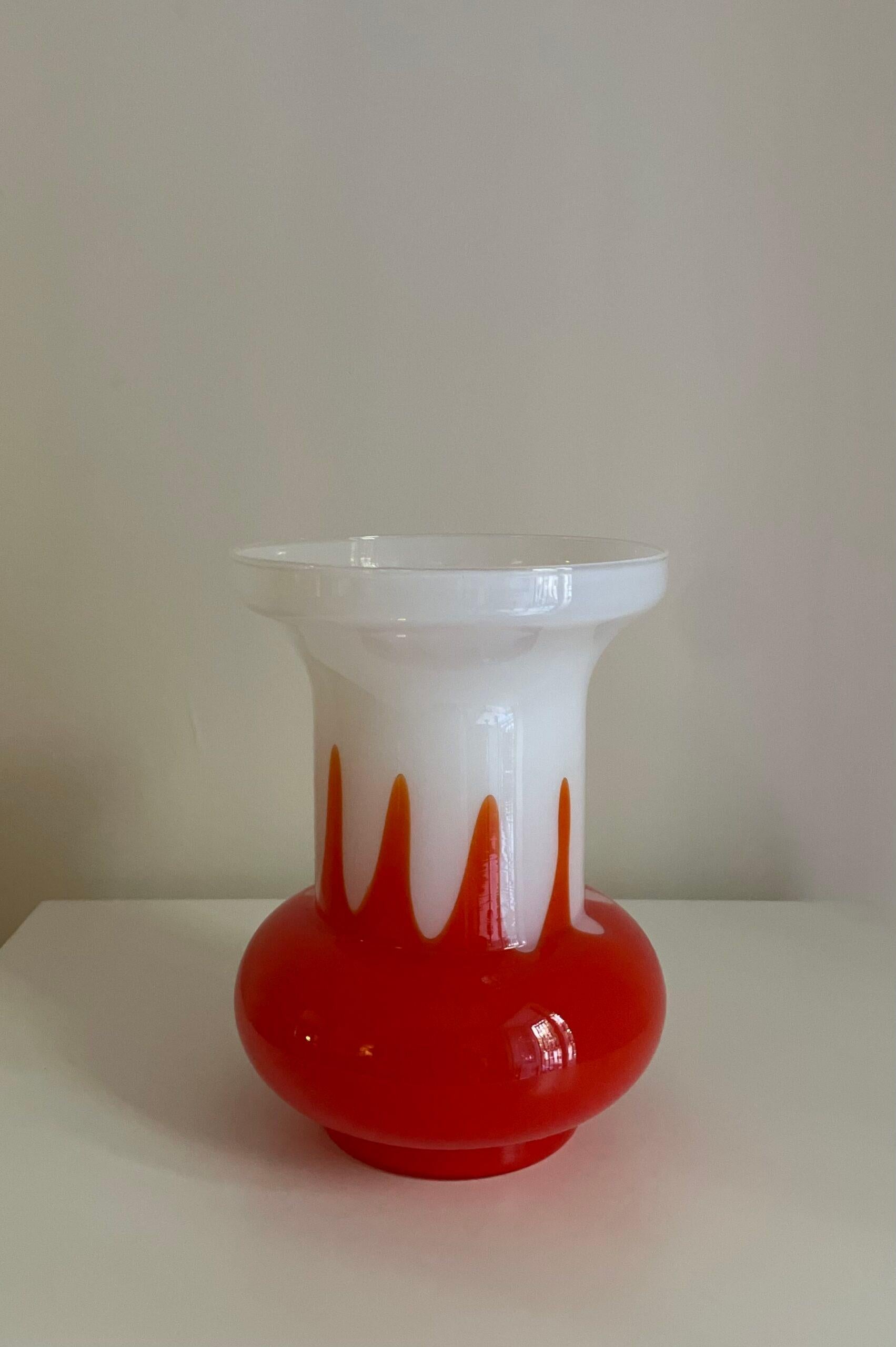 Vaso Florentine in murano e opalina, vermiglio e bianco. Empoli, Italia, anni '50.

