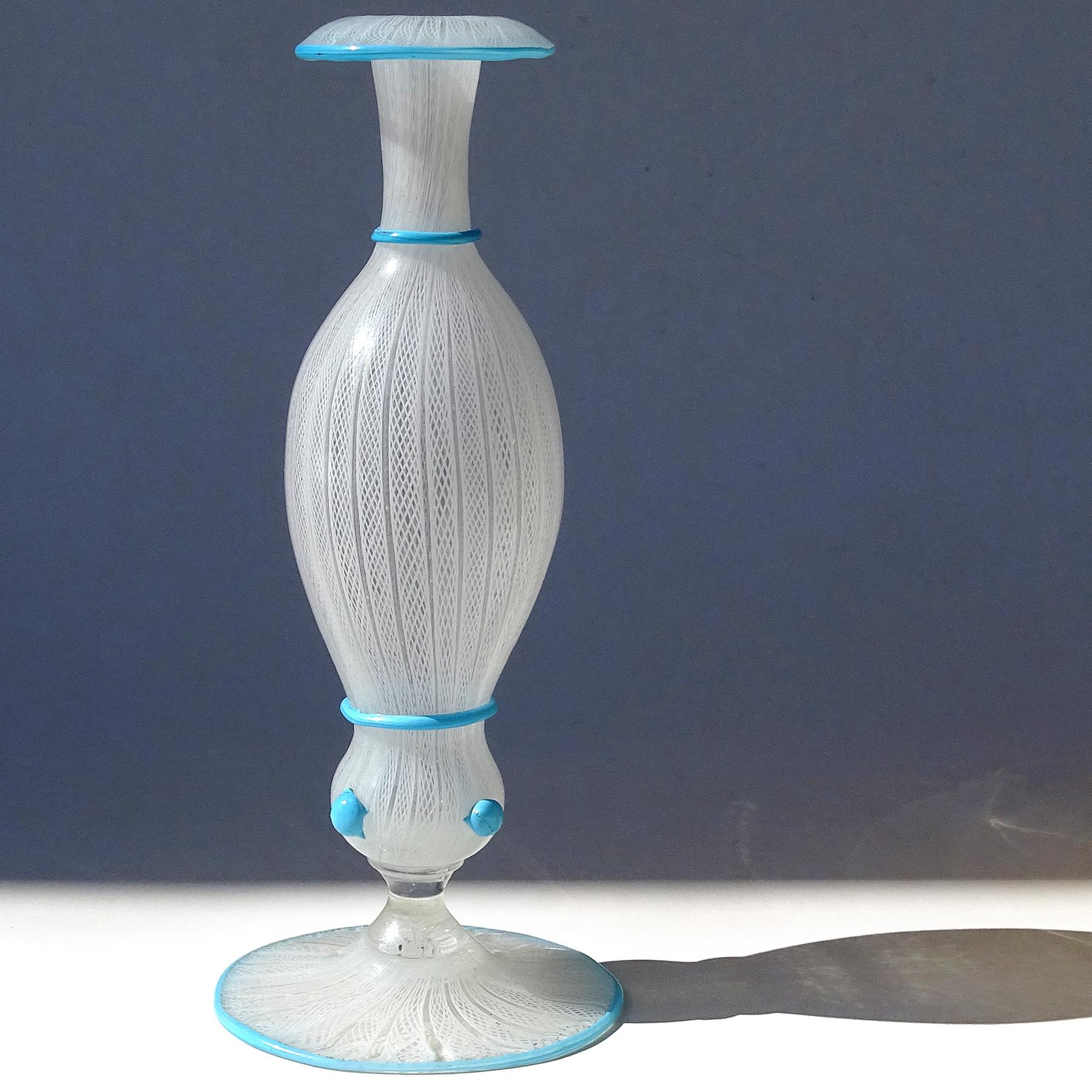 Art déco Vase à fleurs en verre d'art italien de Murano ancien Zanfirico blanc à rubans bleu ciel en vente