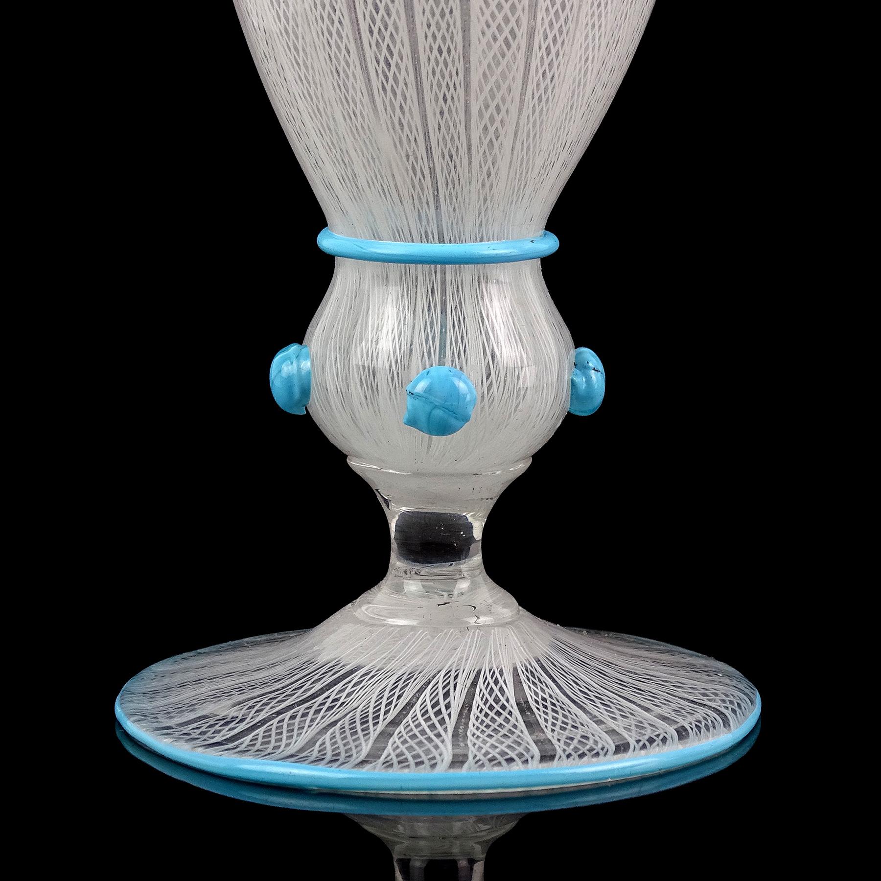 Vase à fleurs en verre d'art italien de Murano ancien Zanfirico blanc à rubans bleu ciel Bon état - En vente à Kissimmee, FL