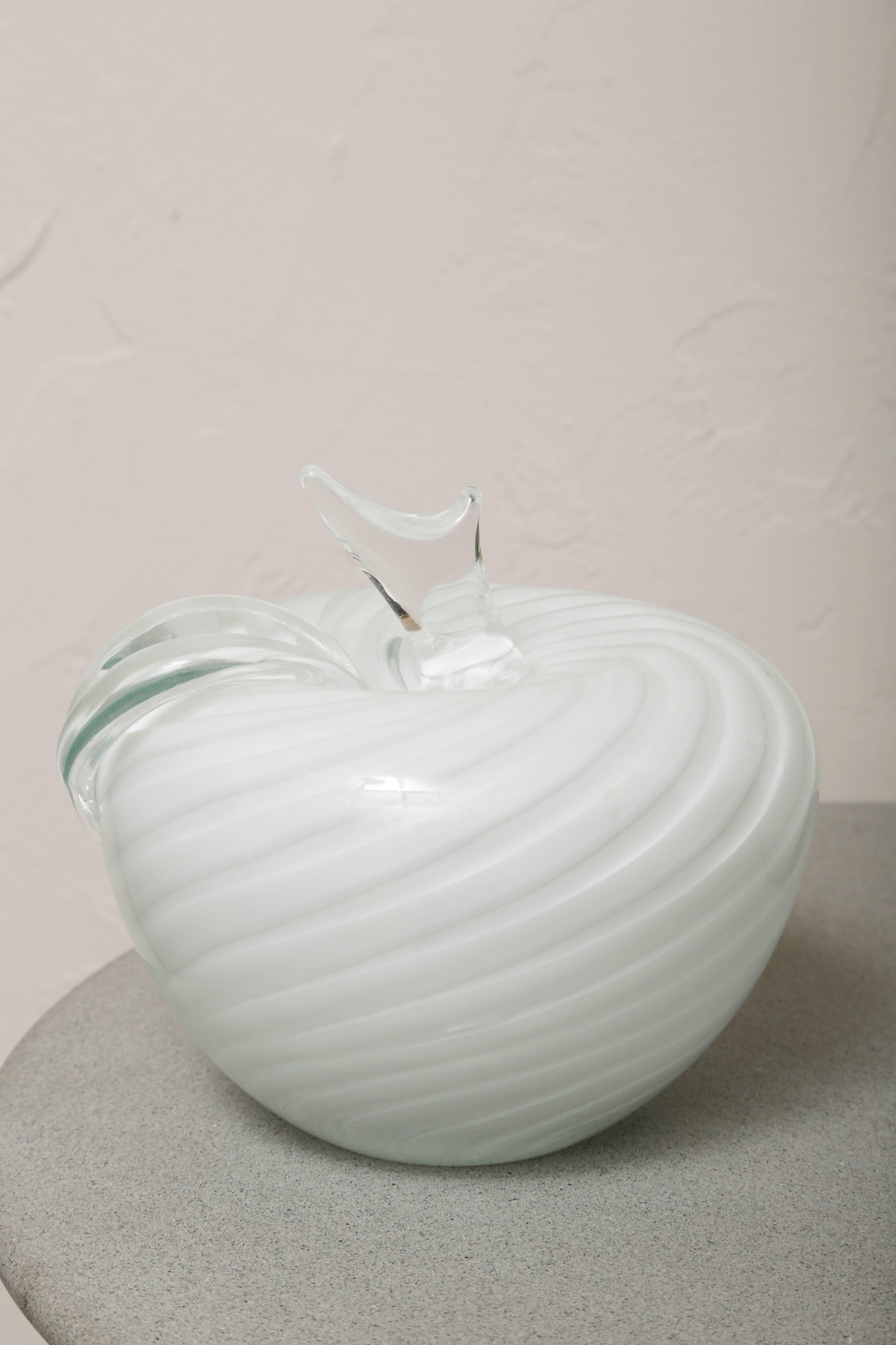 Sculpture en verre de Murano représentant une poire et une pomme. 
Mesures : La pomme mesure 6