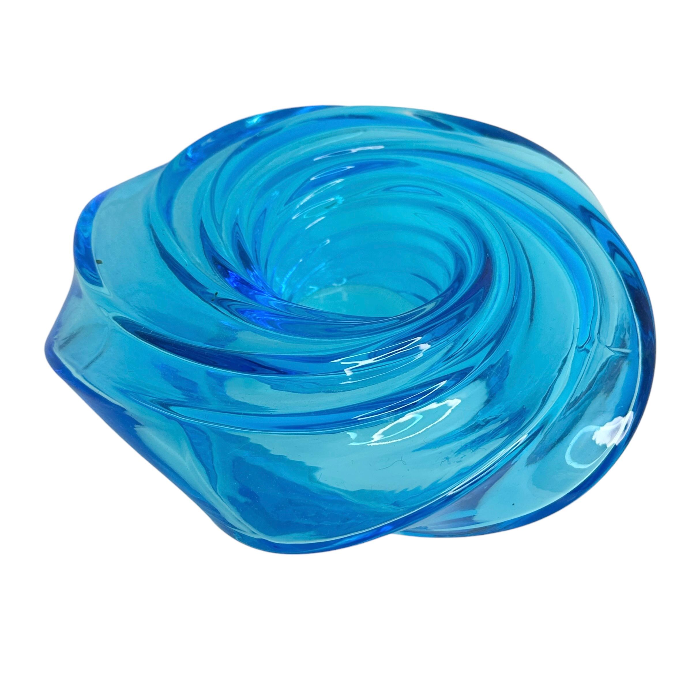 Splendido pezzo in vetro artistico di Murano soffiato a mano con le tecniche del Sommerso e del bullicante. Un bellissimo portacandele dalla forma organica, un portacandele, Venezia, Murano, Italia, 2014. Realizzato e firmato in vetro di Murano