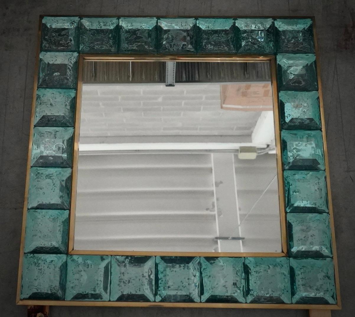 Una forte cornice verde acqua raggiunge l'occhio di chi la guarda, lasciandolo estasiato. I forni di Murano creano un indiscutibile design senza tempo, semplice ma elegante allo stesso tempo.

La struttura dello specchio da parete è in legno, dove è