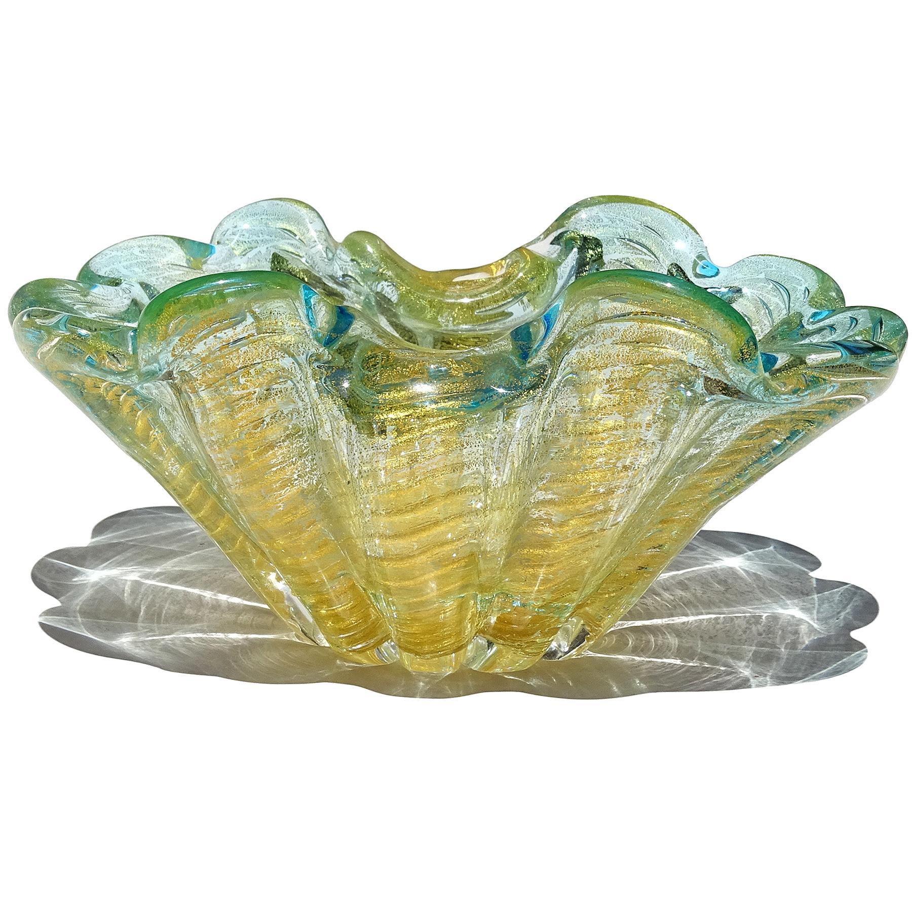 Precioso cuenco vintage de Murano soplado a mano, de color aguamarina y motas doradas, de vidrio artístico italiano, con borde estriado y festoneado. Atribuido a la empresa Barovier y Toso. El cuenco tiene el borde acampanado de color verde azulado