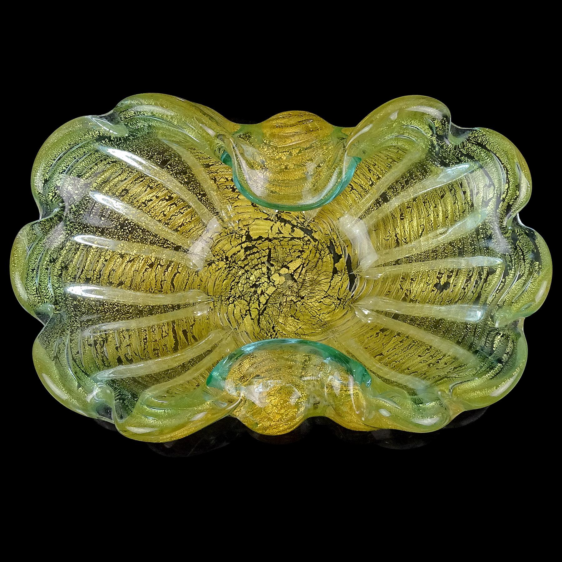 Cuenco decorativo de cristal artístico italiano de Murano con borde aguamarina y motas doradas Hecho a mano en venta