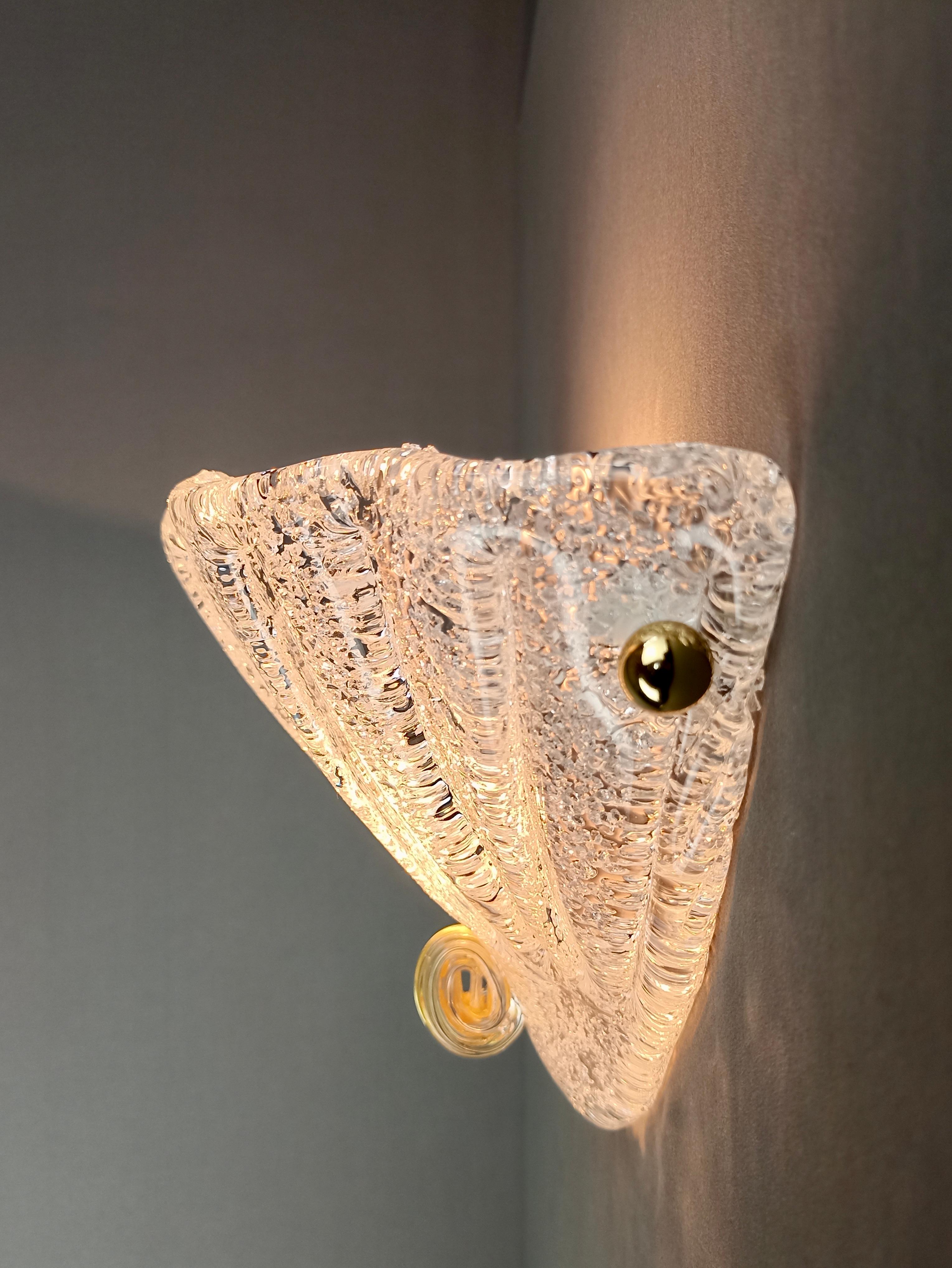 Ein Paar gerippte Wandlampen aus Murano-Kunstglas aus den 1980er Jahren mit Graniglia-Verarbeitung.  im Angebot 2