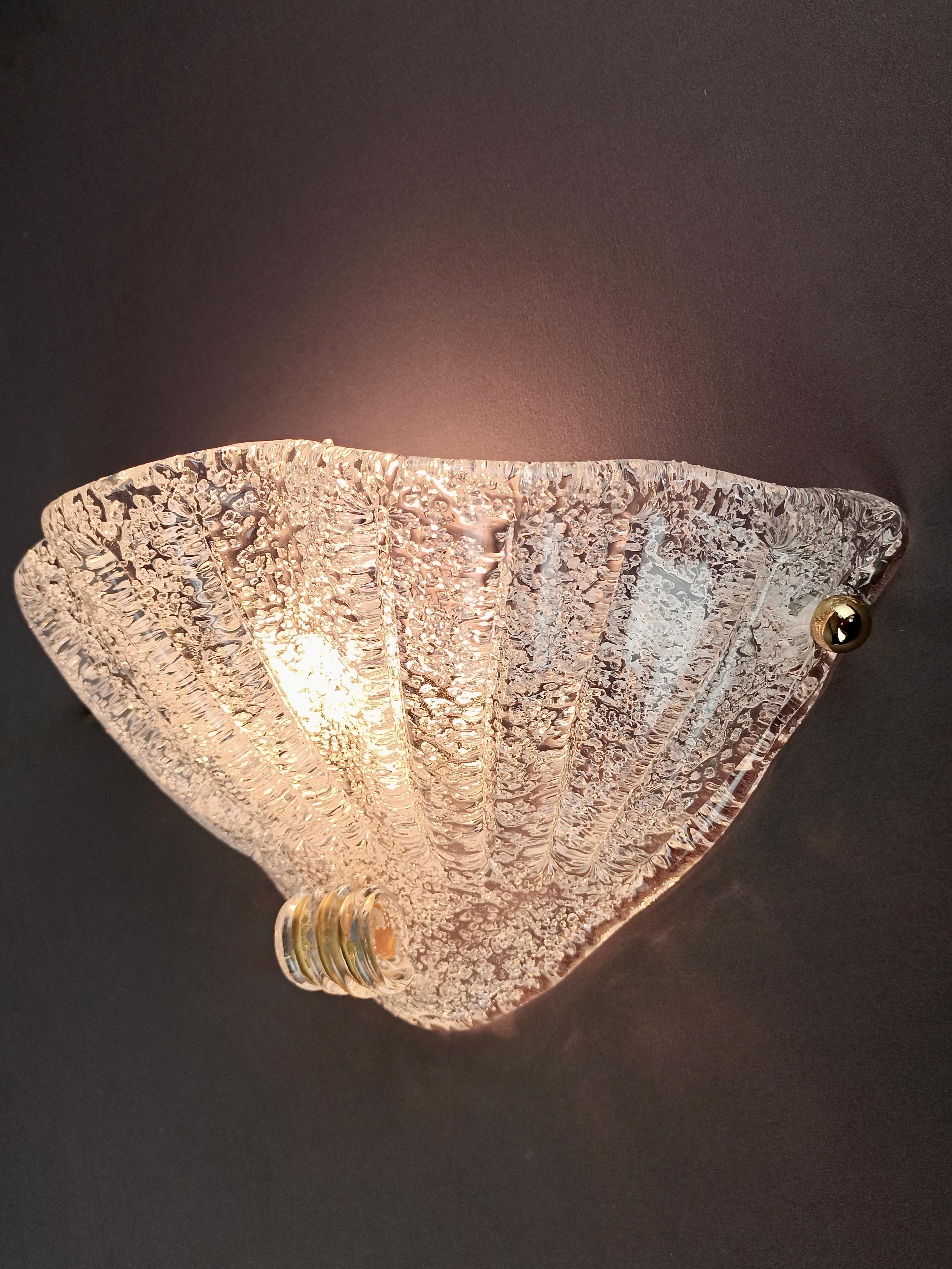 Ein Paar gerippte Wandlampen aus Murano-Kunstglas aus den 1980er Jahren mit Graniglia-Verarbeitung.  im Angebot 3
