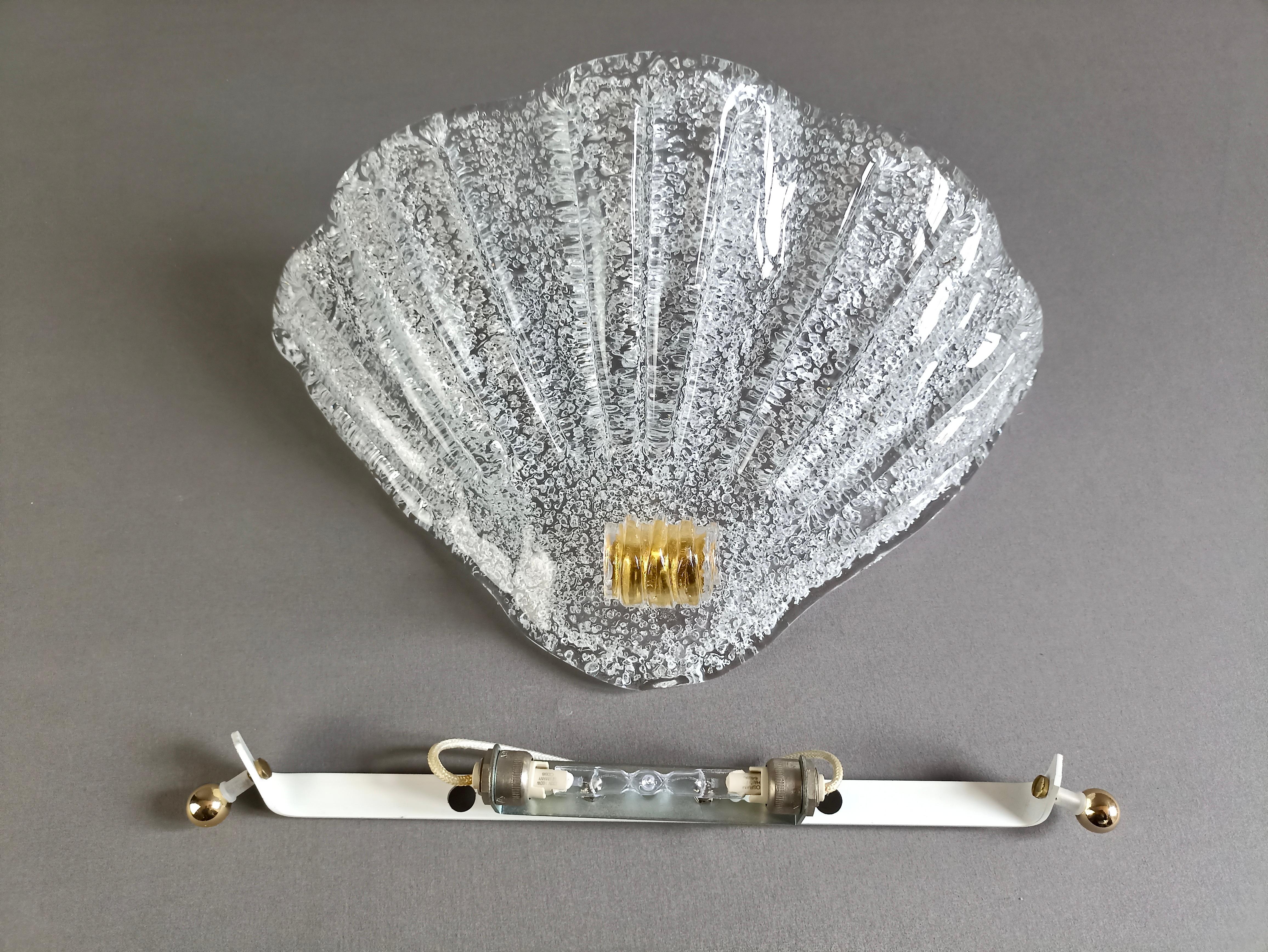 Ein Paar gerippte Wandlampen aus Murano-Kunstglas aus den 1980er Jahren mit Graniglia-Verarbeitung.  im Angebot 1