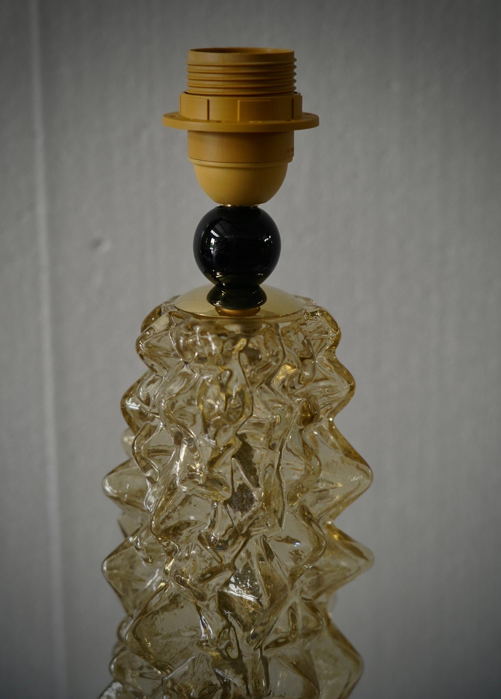 Lámpara de sobremesa de cristal artístico de Murano color ámbar y latón de mediados de siglo, 2000 Moderno de mediados de siglo en venta