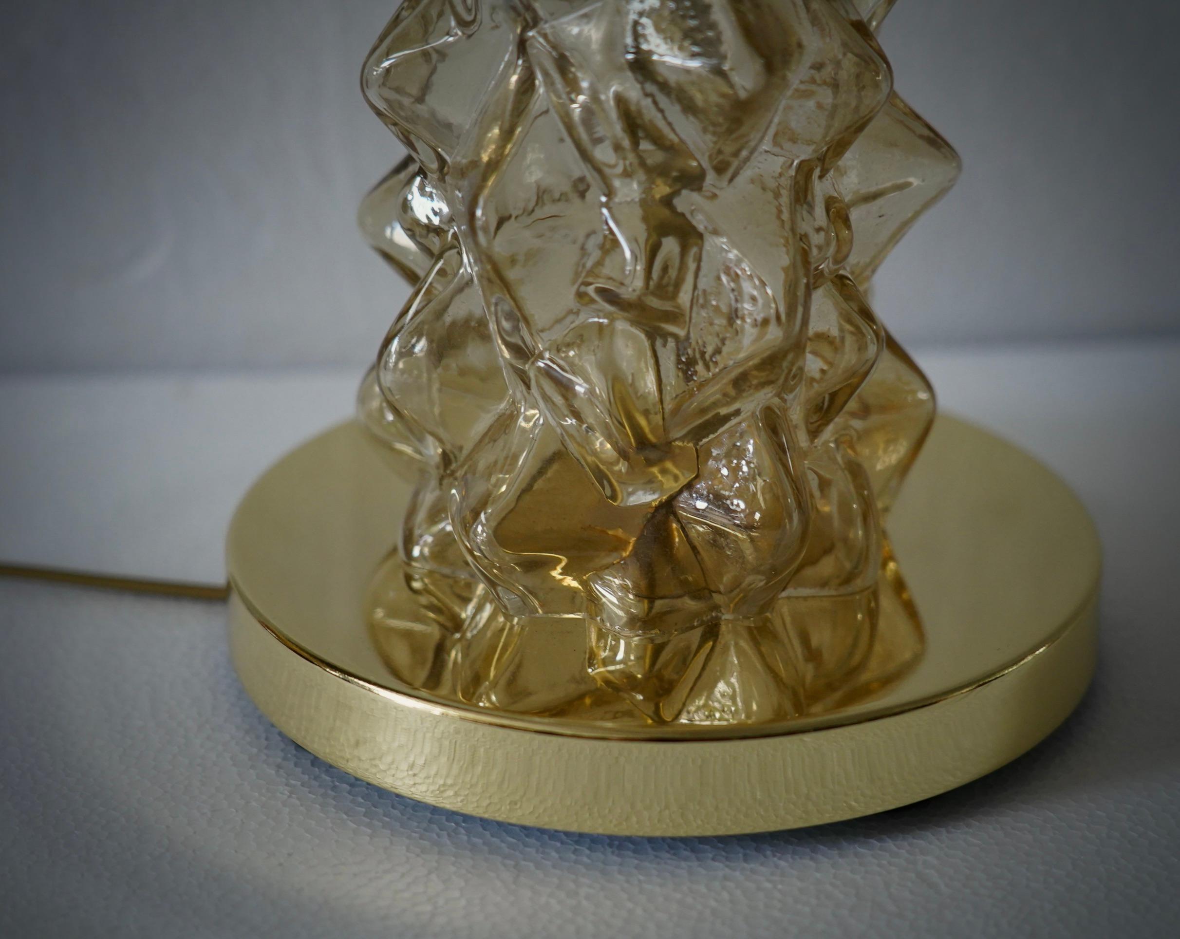 Lámpara de sobremesa de cristal artístico de Murano color ámbar y latón de mediados de siglo, 2000 Italiano en venta