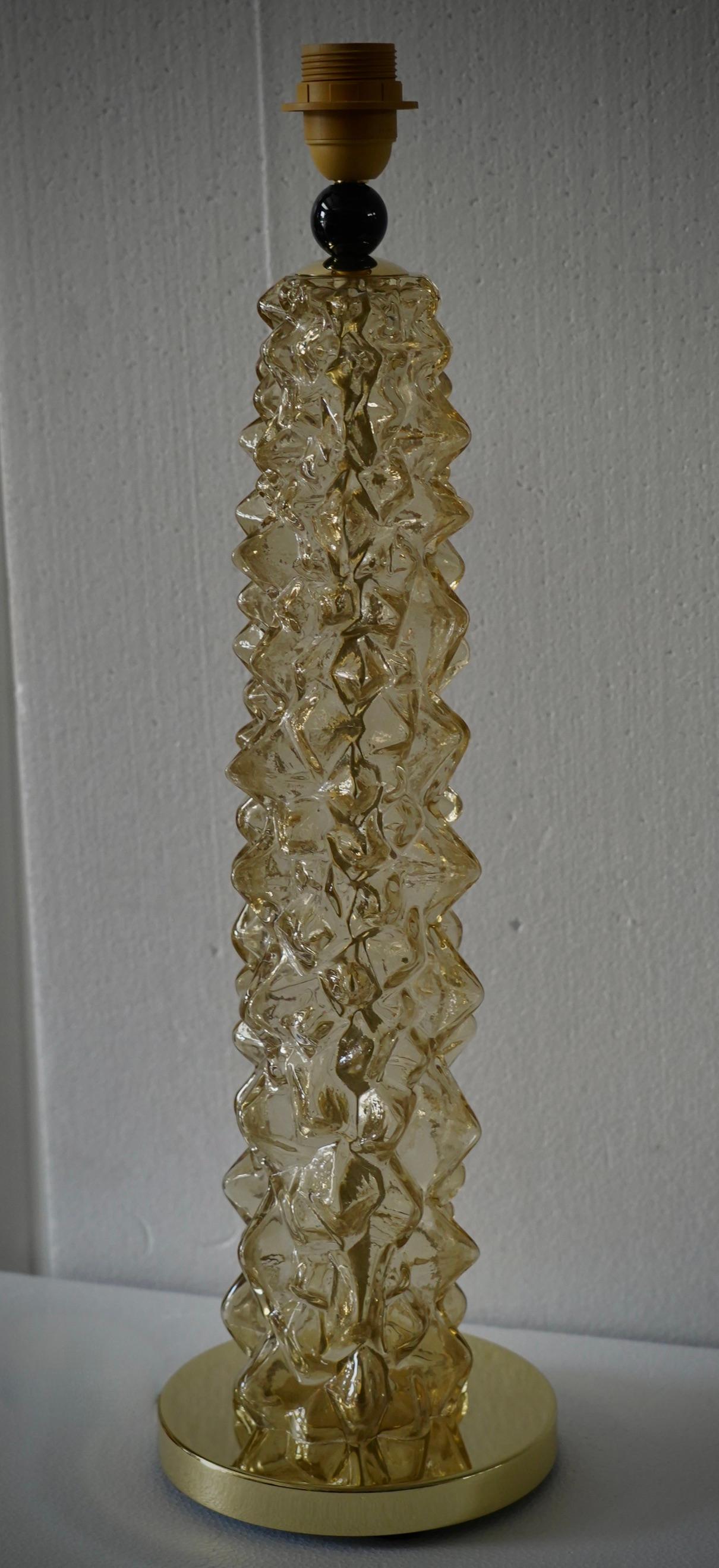 Lámpara de sobremesa de cristal artístico de Murano color ámbar y latón de mediados de siglo, 2000 en Bueno estado para la venta en Rome, IT