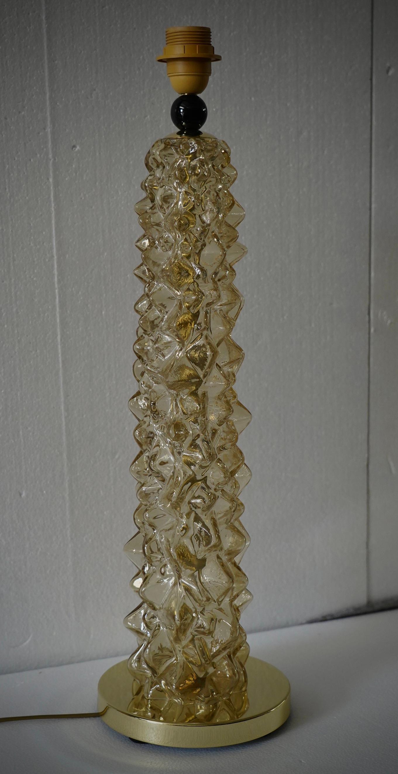 Lámpara de sobremesa de cristal artístico de Murano color ámbar y latón de mediados de siglo, 2000 en venta 1