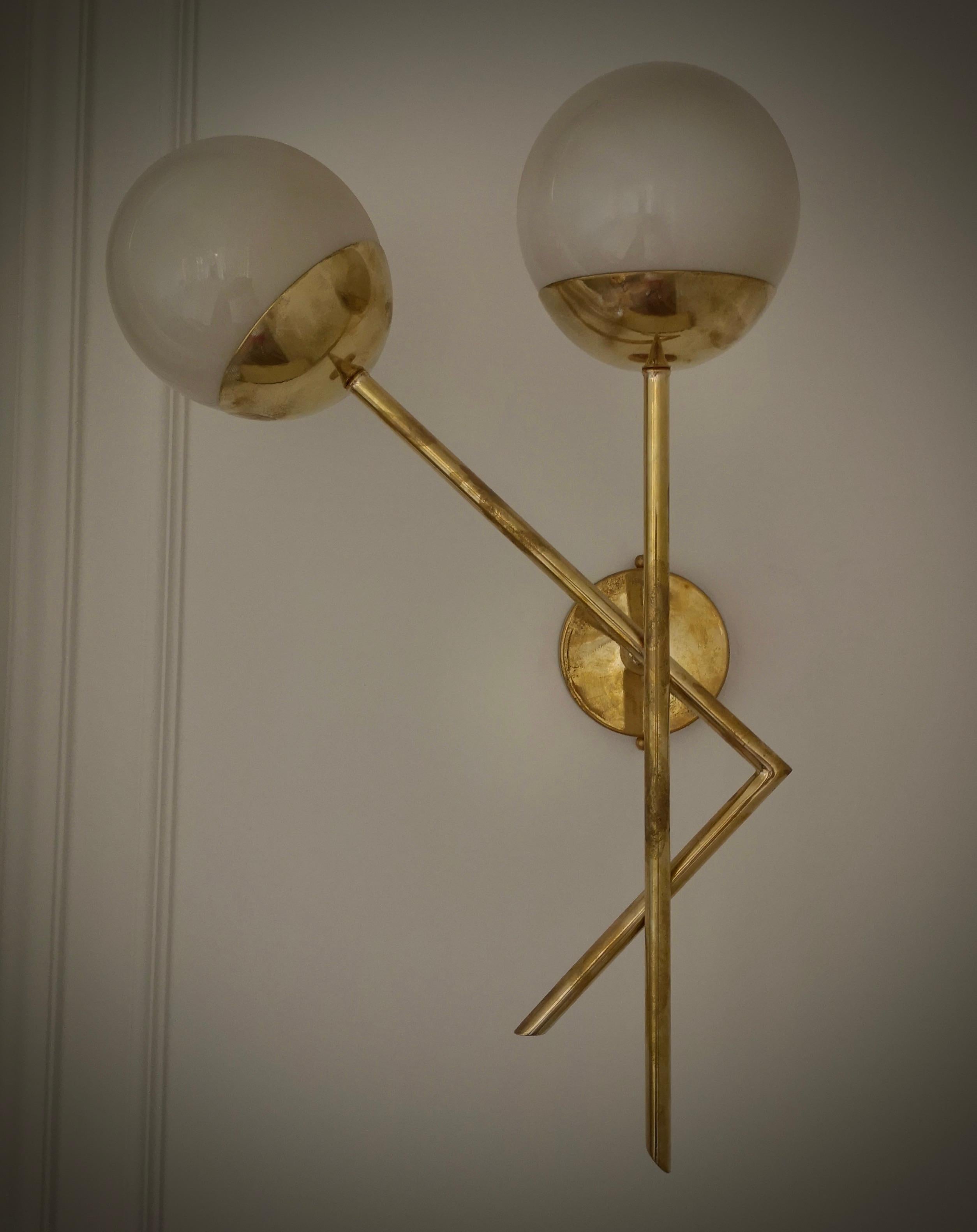 Diseño refinado y delicado para este aplique de cristal de Murano color crema. Los hornos de Murano crean un diseño indiscutible e intemporal, sencillo pero elegante al mismo tiempo.

Los apliques están fabricados con una estructura de latón que