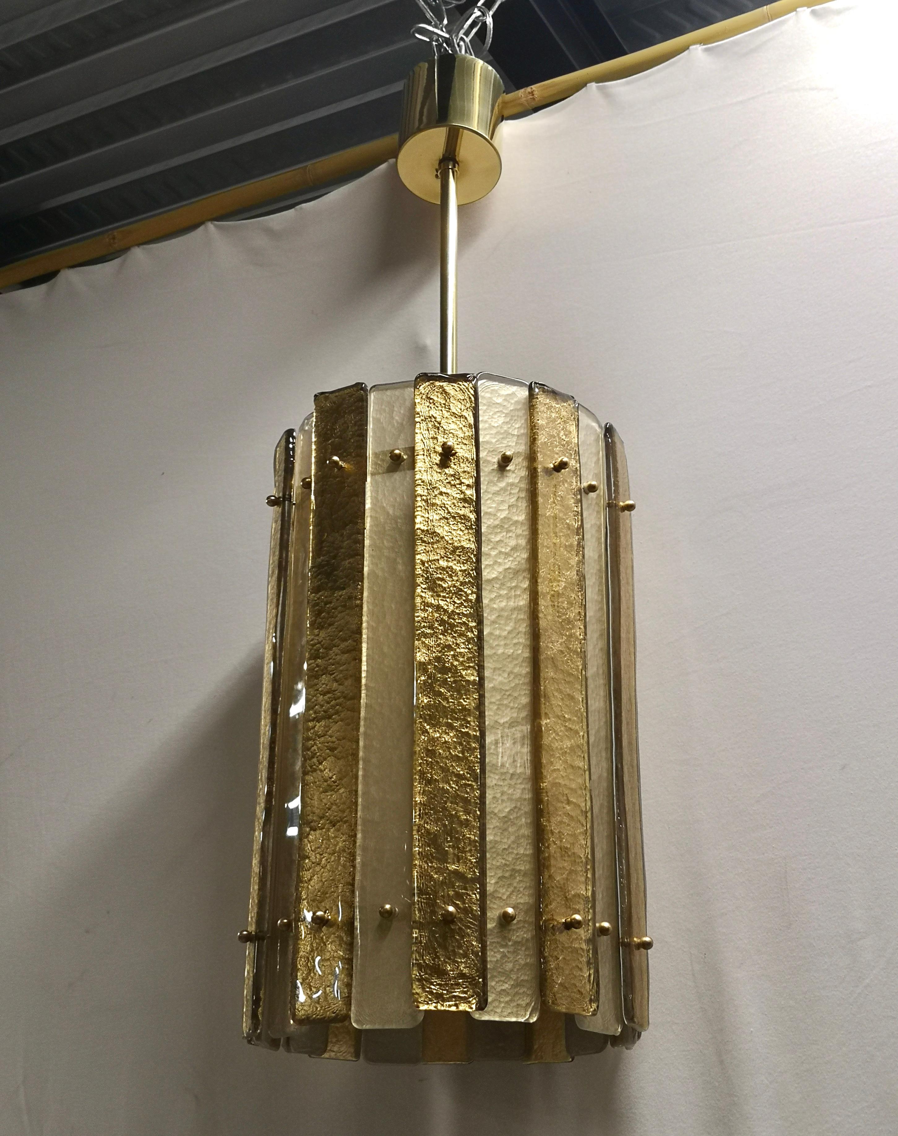 italien Lanterne/lustre et pendentif en verre d'art de Murano et laiton de couleur or, 2020 en vente