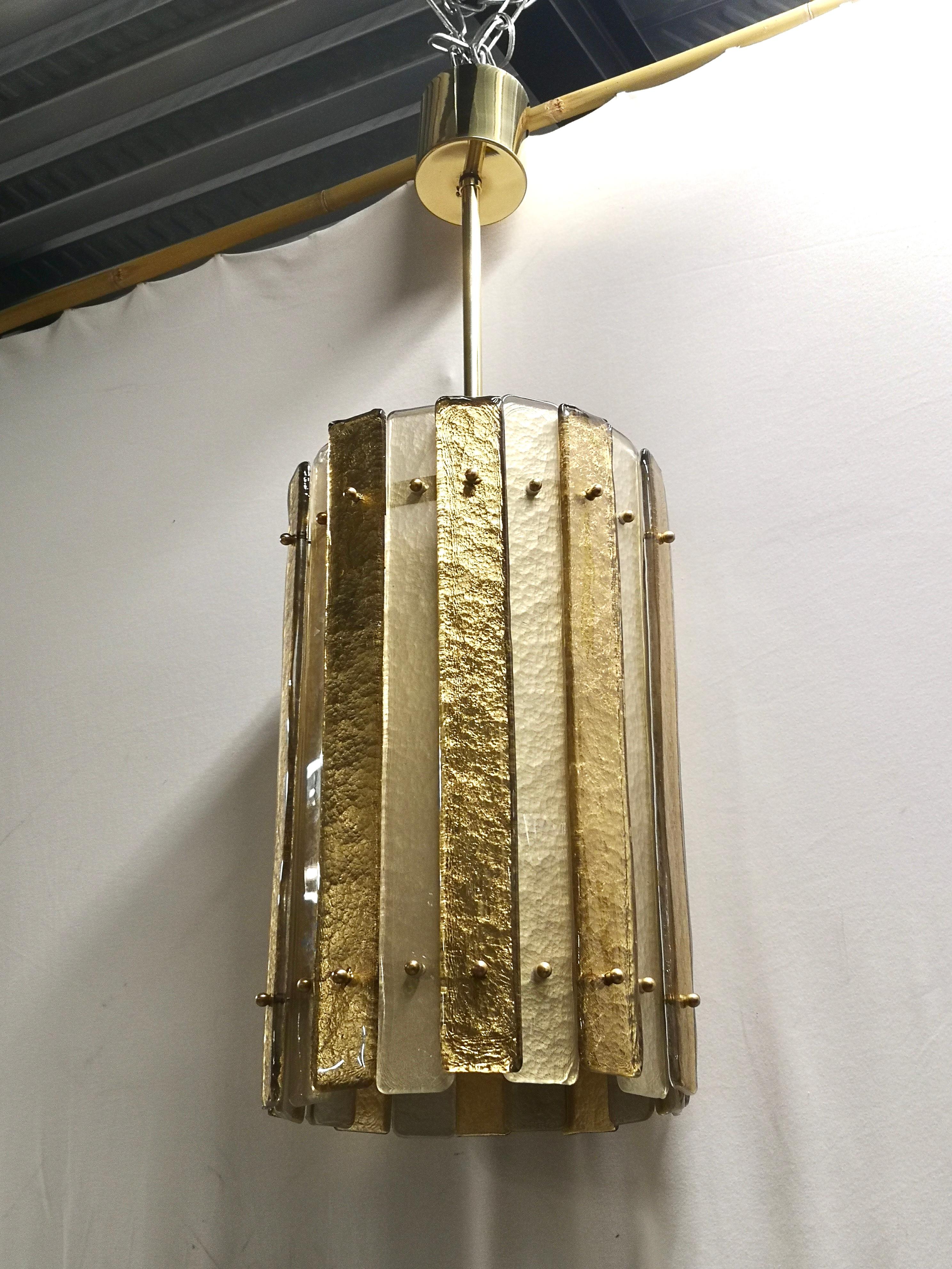 XXIe siècle et contemporain Lanterne/lustre et pendentif en verre d'art de Murano et laiton de couleur or, 2020 en vente