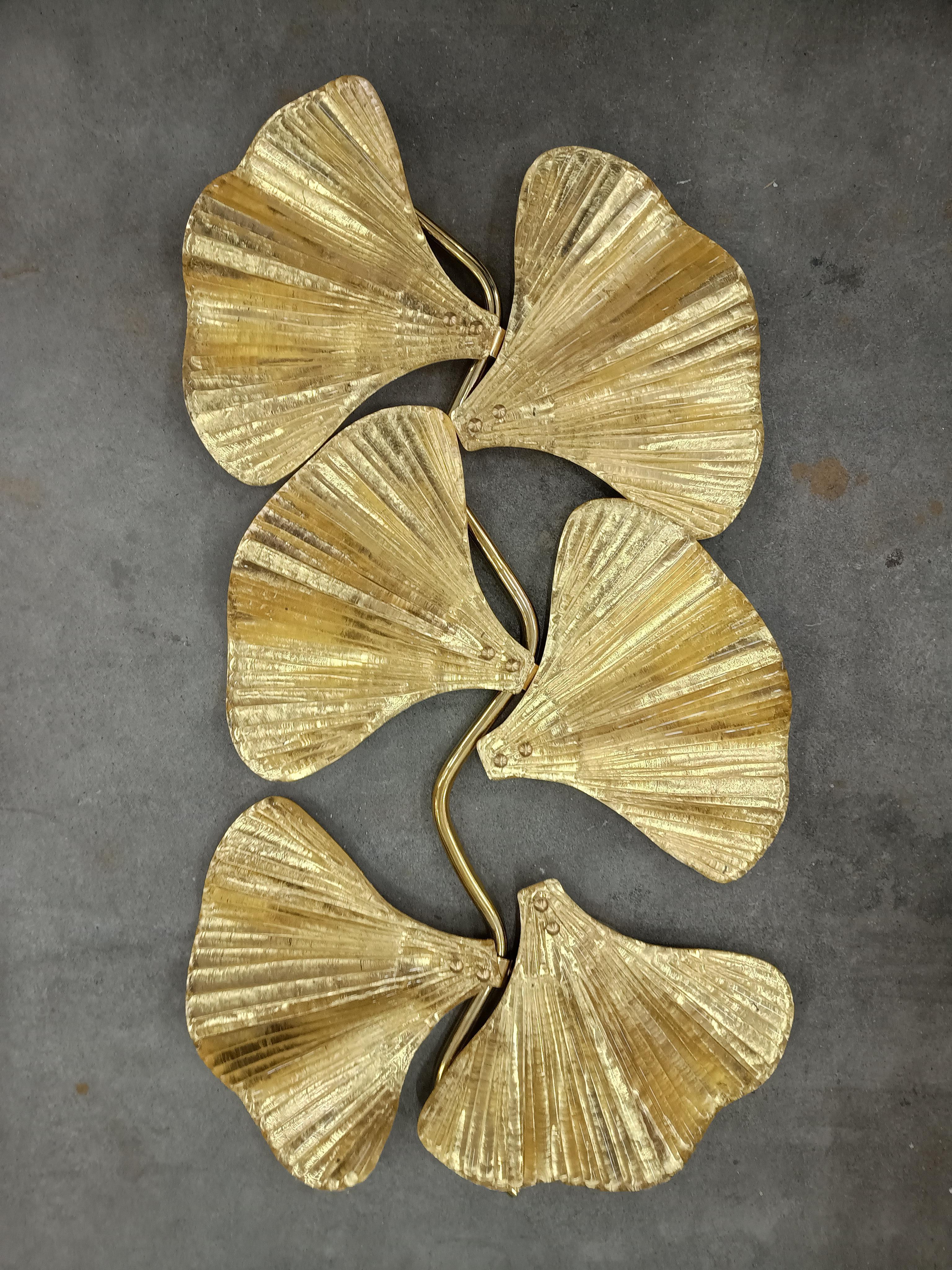 This bewitching narrow and long wall lamp was made entirely by hand in Murano. Every single leaf is made individually by hand in high quality blown glass in Murano; which is why each leaf is slightly different from the next. Exhilarating color, rich