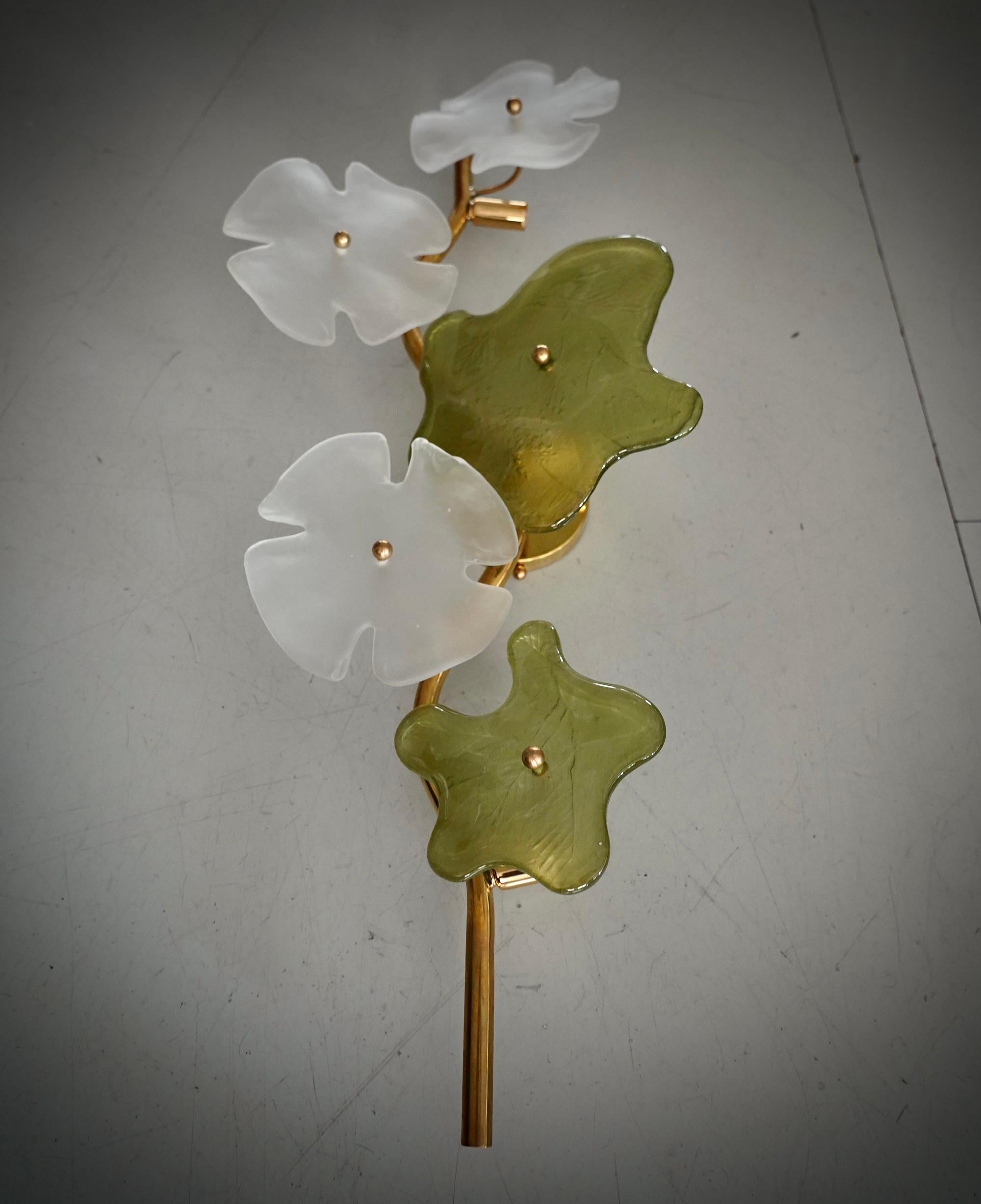 This bewitching narrow and long wall lamp was made entirely by hand in Murano. Each individual leaf is individually handcrafted from high quality Murano blown glass; that's why each leaf is slightly different from the next. Exciting colour, green