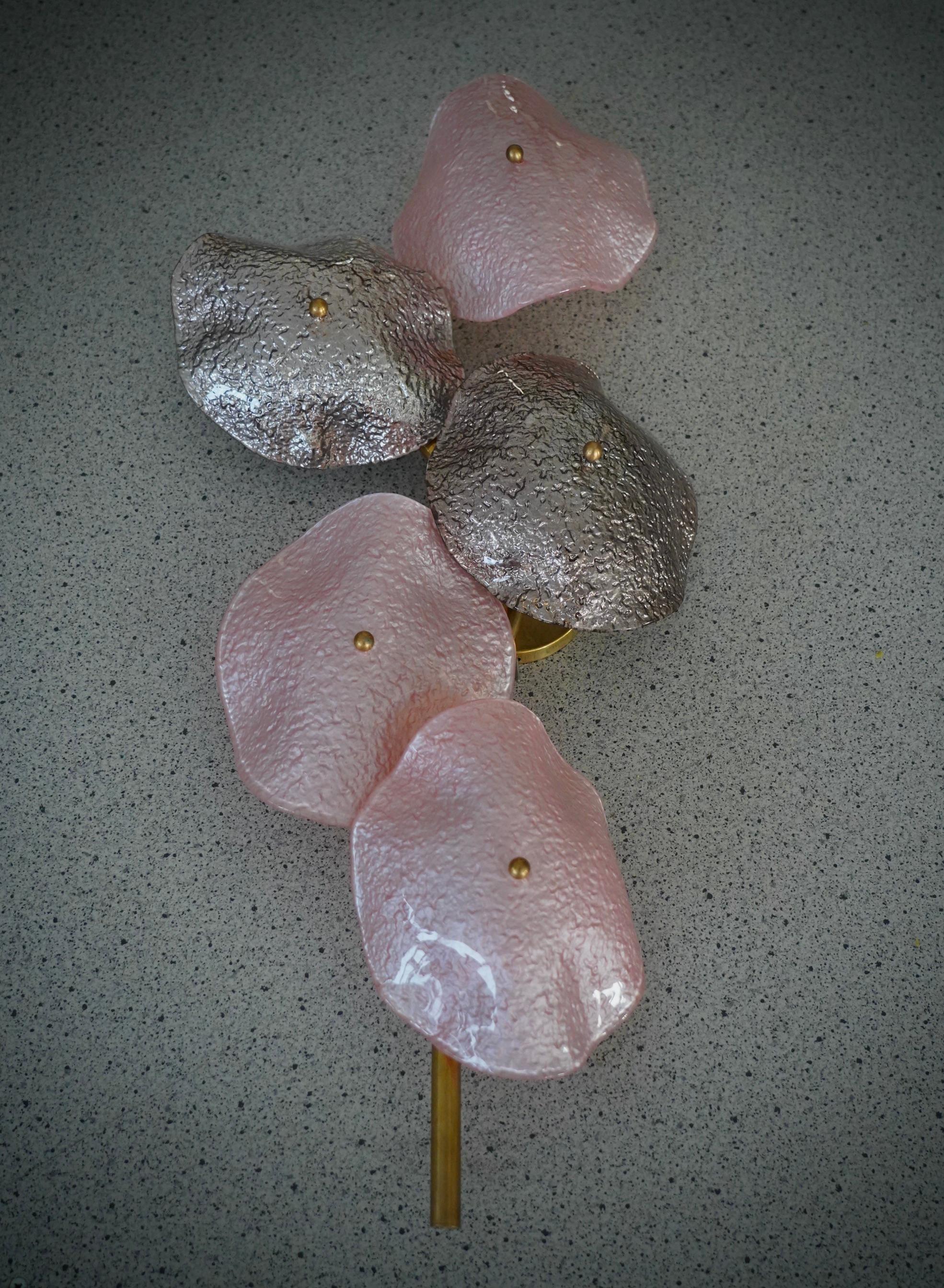 Diese charmante, lange und schmale Wandlampe wurde vollständig in Murano handgefertigt. Jedes Blatt wird einzeln von Hand aus hochwertigem mundgeblasenem Murano-Glas hergestellt, wodurch jedes Blatt ein etwas anderes Aussehen erhält. Die Farben sind