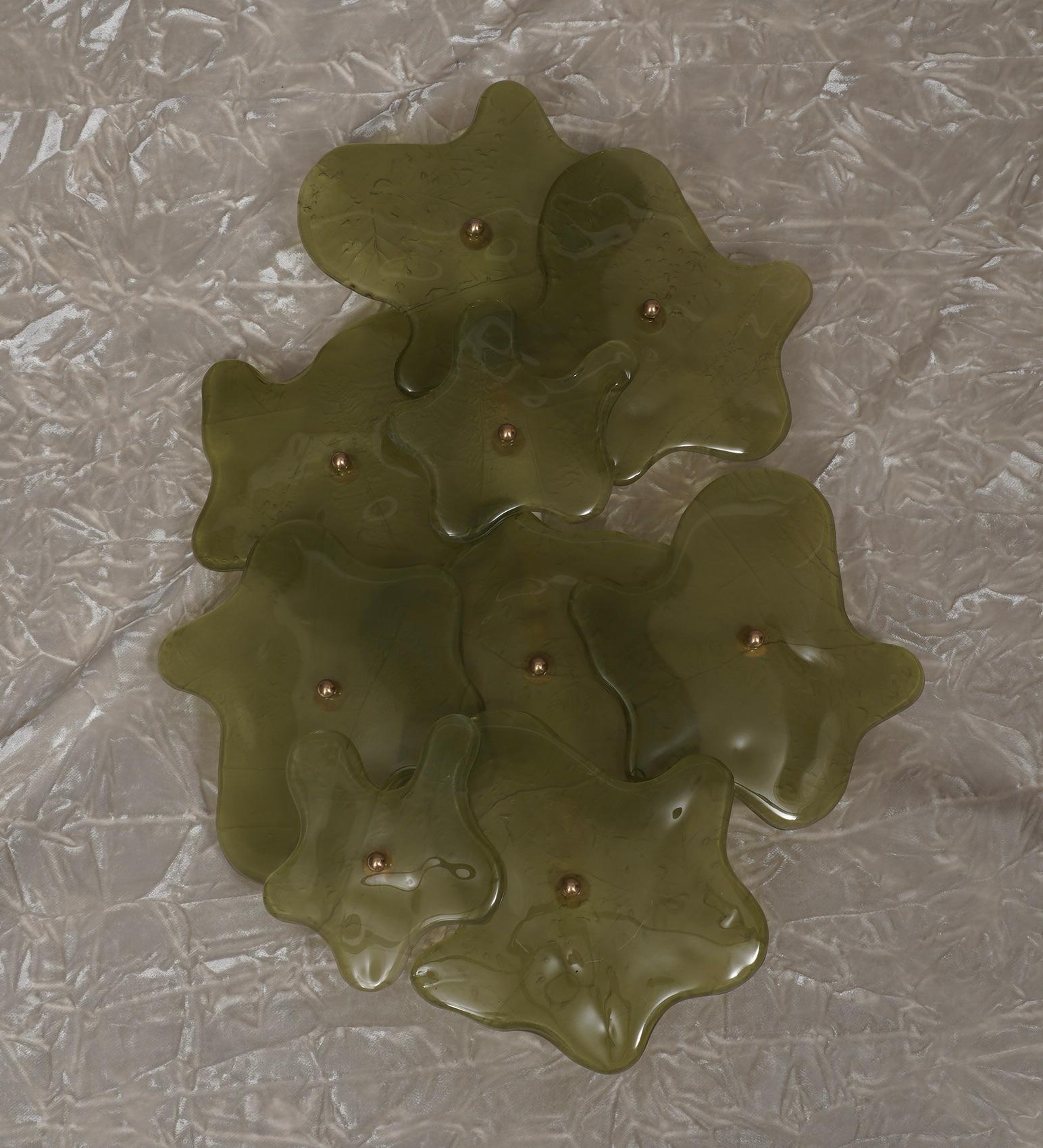 Este encantador aplique estrecho y largo se fabricó totalmente a mano en Murano. Cada hoja está hecha a mano individualmente con vidrio soplado de Murano de alta calidad; por eso cada hoja es ligeramente distinta de la siguiente. Color emocionante,
