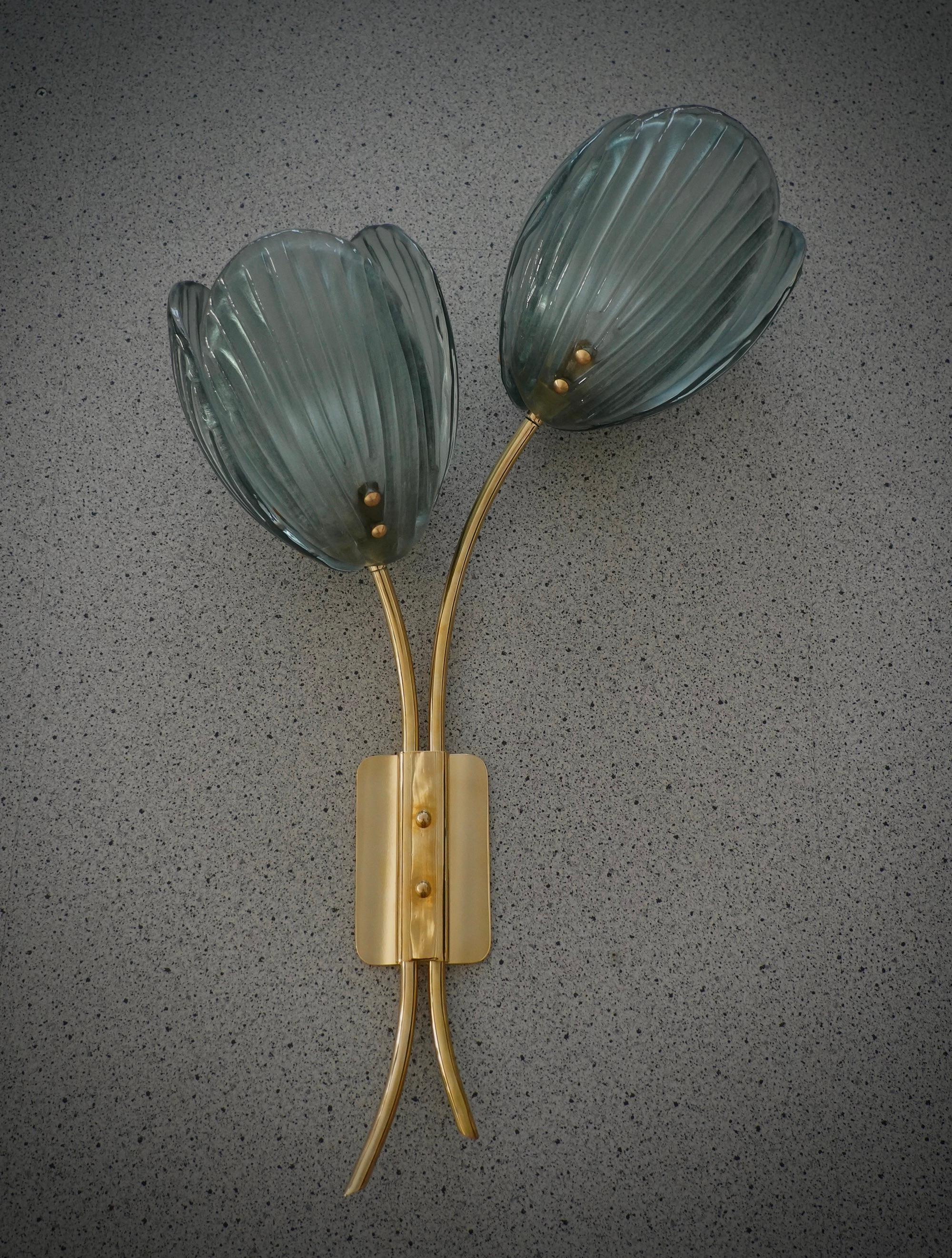 Esta encantadora lámpara de pared está totalmente hecha a mano en Murano. Cada hoja está hecha a mano con vidrio soplado de Murano de alta calidad, lo que da a cada hoja un aspecto ligeramente distinto. El color es un verde intenso y vibrante.

Los