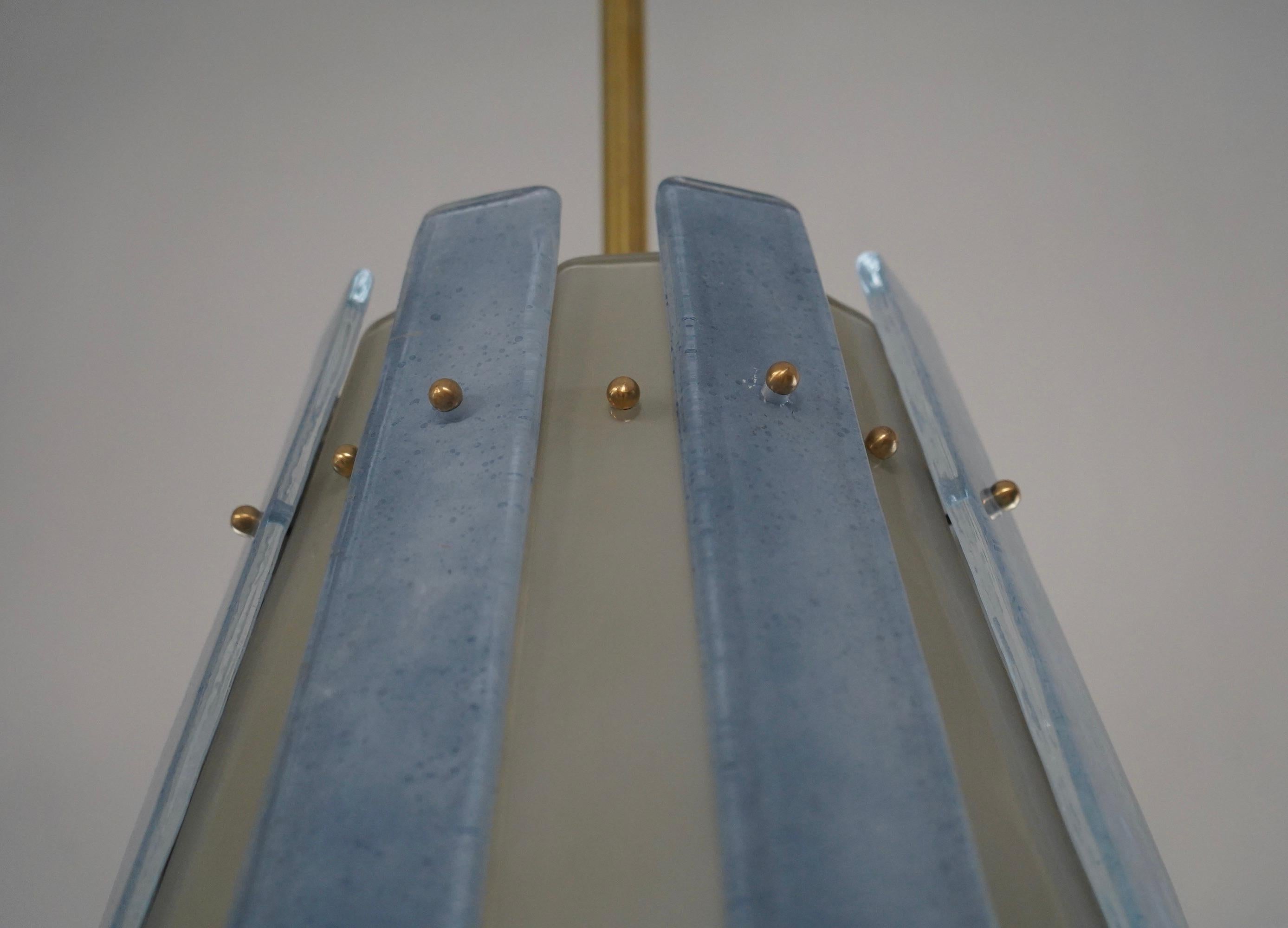 Italiano Vetro artistico di Murano e ottone Whiting e  Lampadario e pendente Light Blu, 2020 in vendita