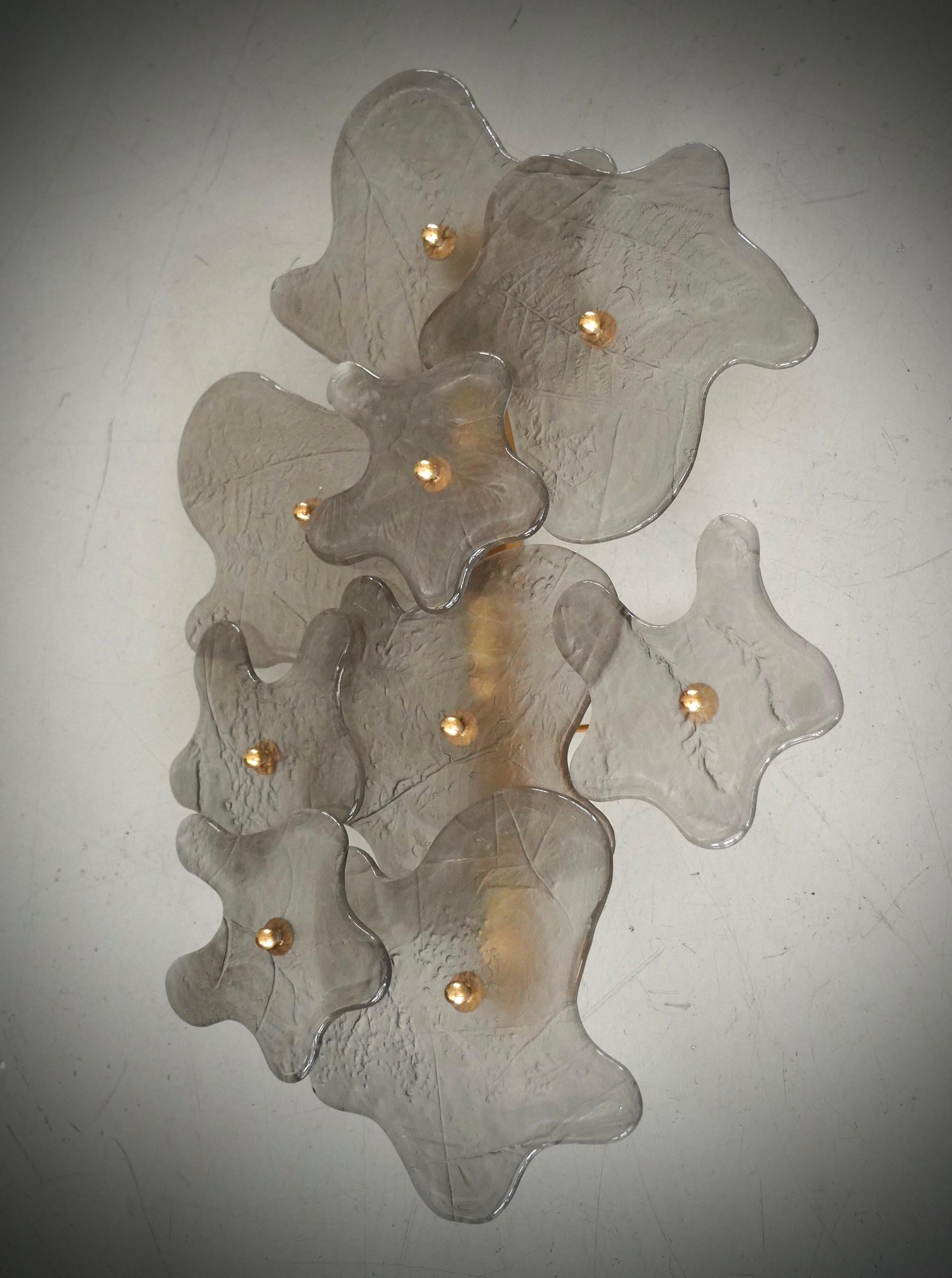 Este encantador aplique estrecho y largo se fabricó totalmente a mano en Murano. Cada hoja está hecha a mano individualmente con vidrio soplado de Murano de alta calidad; por eso cada hoja es ligeramente distinta de la siguiente. Color emocionante,