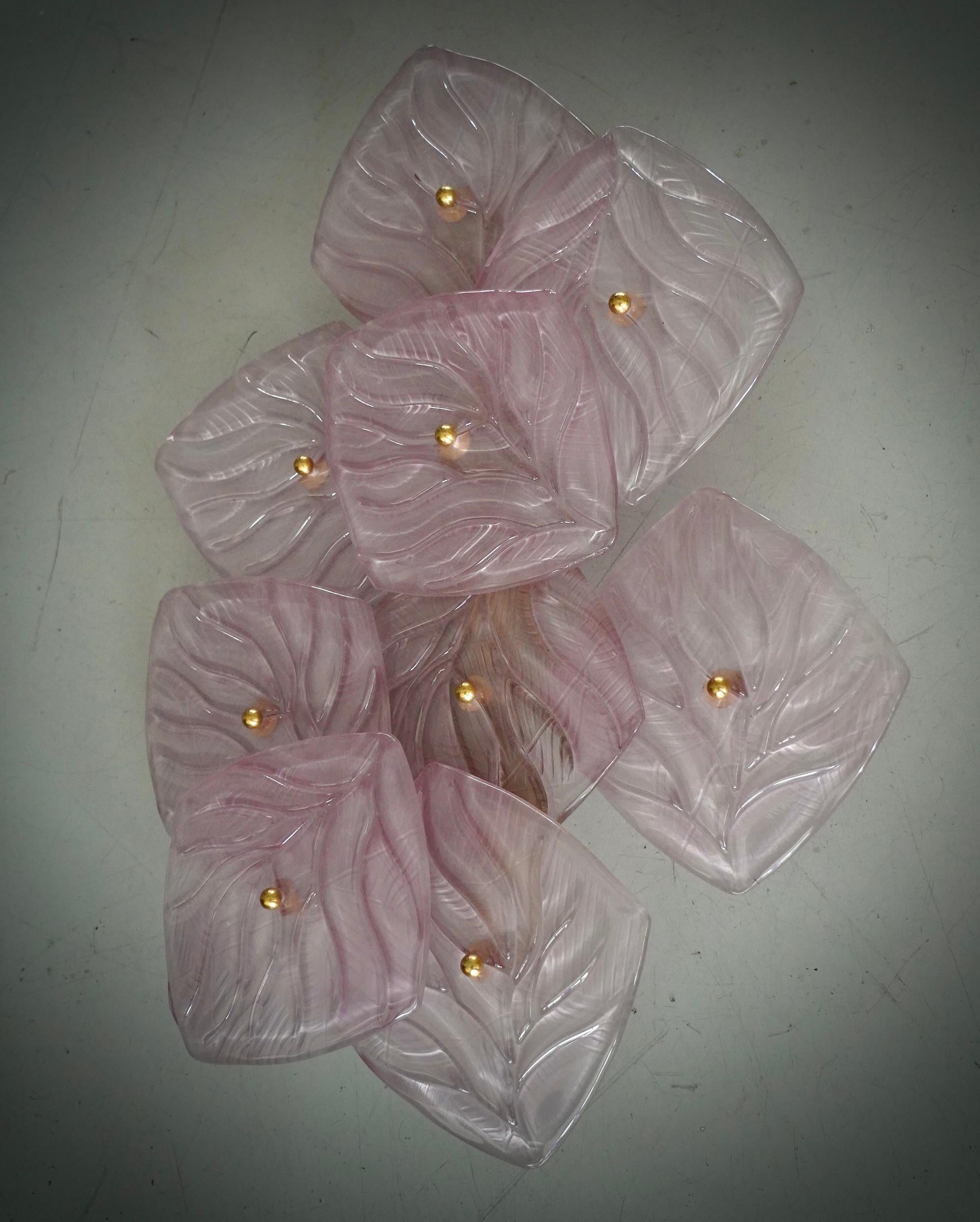 This bewitching narrow and long wall lamp was made entirely by hand in Murano. Each individual leaf is individually handcrafted from high quality Murano blown glass; that's why each leaf is slightly different from the next. Exciting color, light