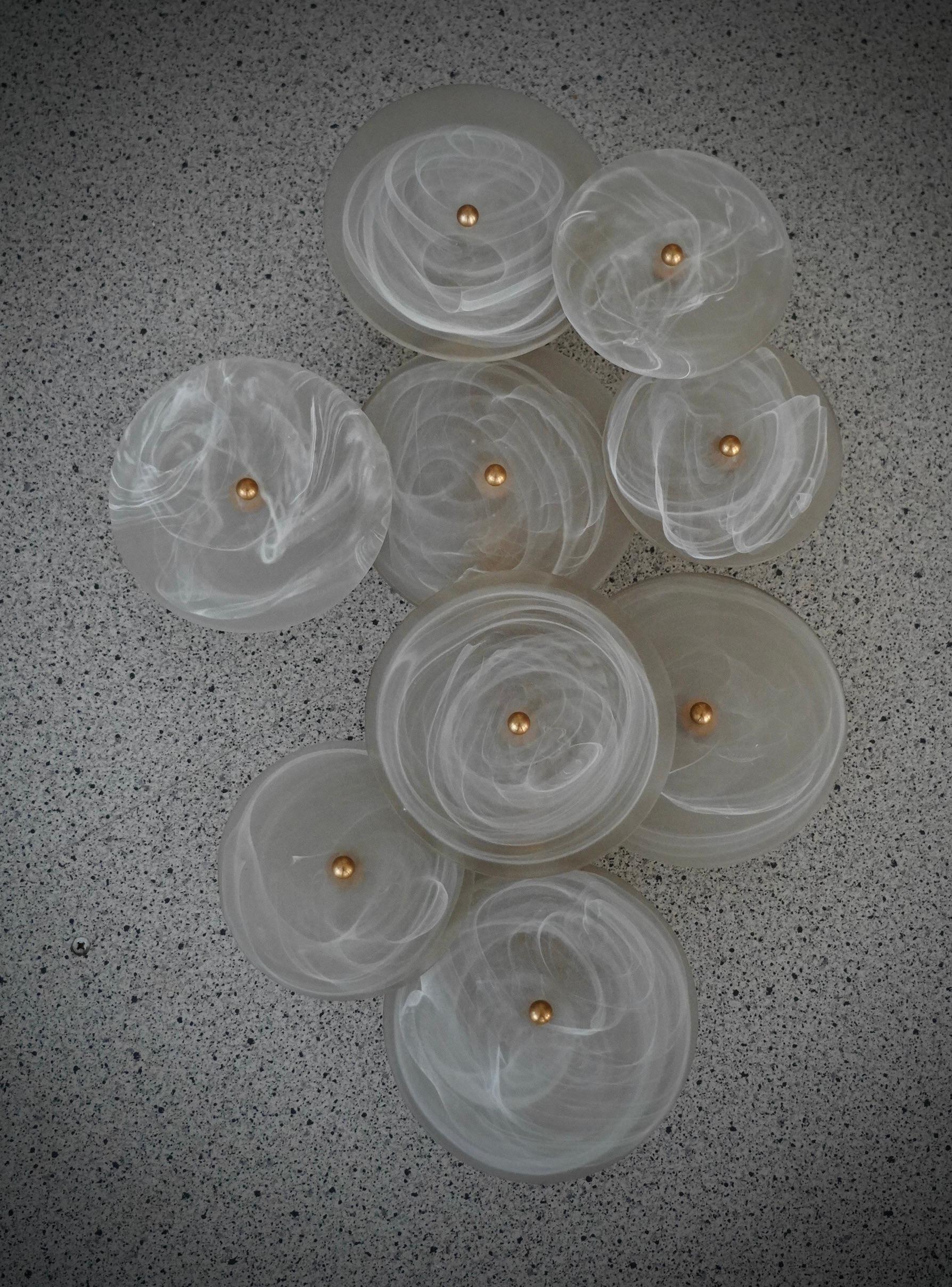 Diese charmante, schmale und lange Wandlampe wurde in Murano vollständig von Hand gefertigt. Jedes einzelne Blatt wird in Handarbeit aus hochwertigem mundgeblasenem Murano-Glas hergestellt und unterscheidet sich daher leicht von den anderen.