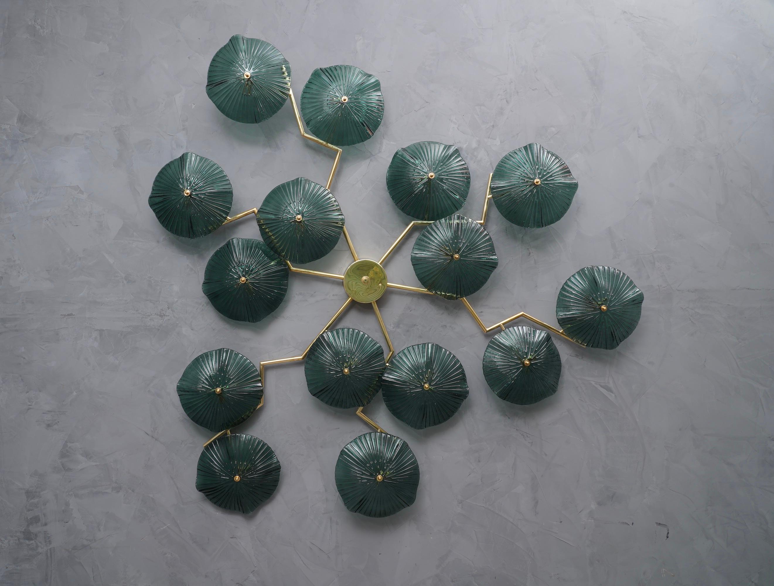 Wonderful piece of Murano that can be mounted both as a wall lamp and as a ceiling chandelier. Particular and original applique from the Murano glass factory.

The wall light/chandelier has a brass structure, in the shape of a climbing plant, which