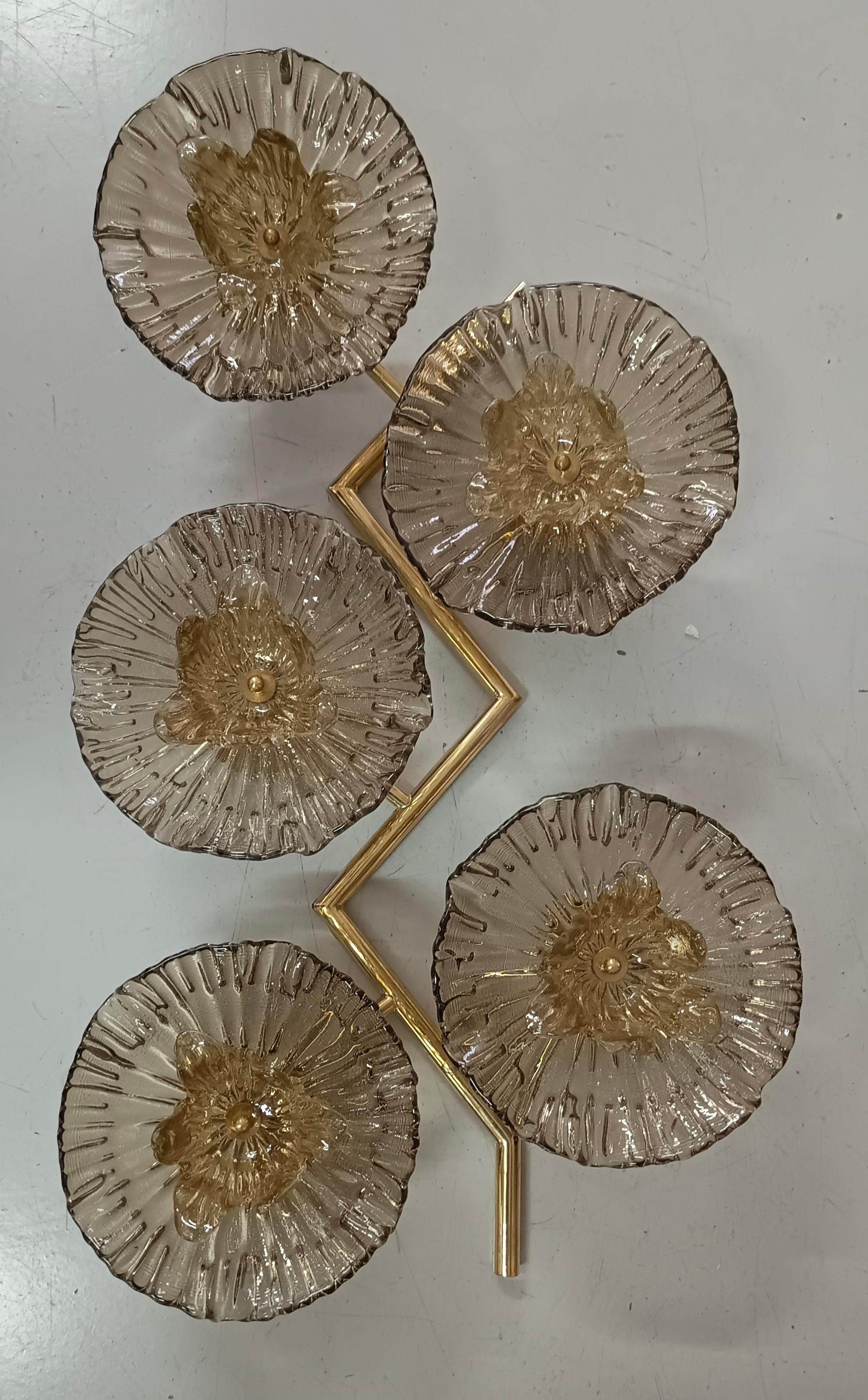 Wonderful piece in Murano glass, a delicious applique with an entirely Italian flavour. Particular and original applique from the Murano glass factory.

The wall light has a brass structure, in the shape of a climbing plant. Amber Murano glass