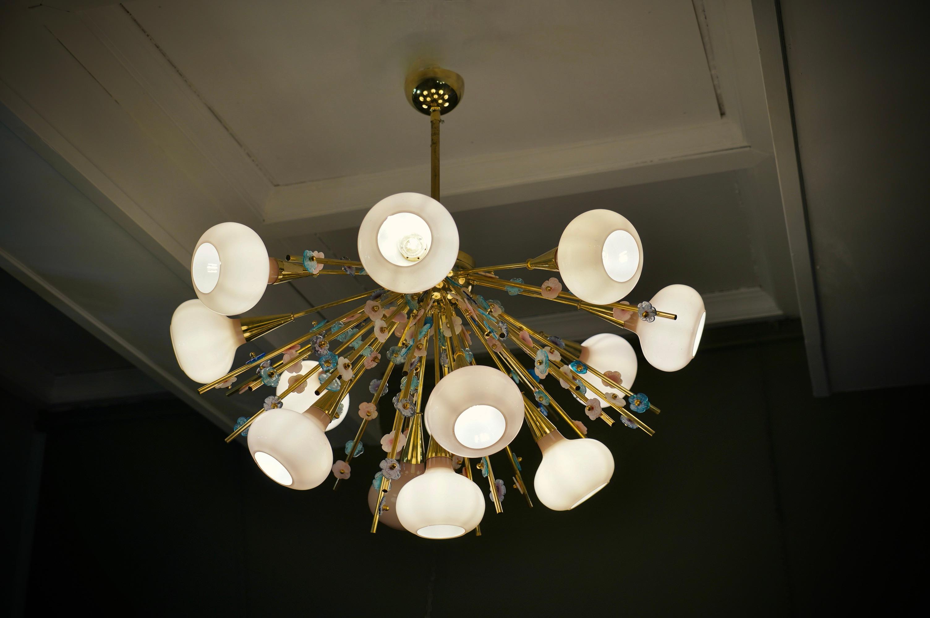 Something truly incredible this Murano chandelier. Surprising design from the 70s, due to the very particular shape of these long brass rods with attached multi-coloured glass flowers. Very elegant, it will furnish and decorate your entire home. The