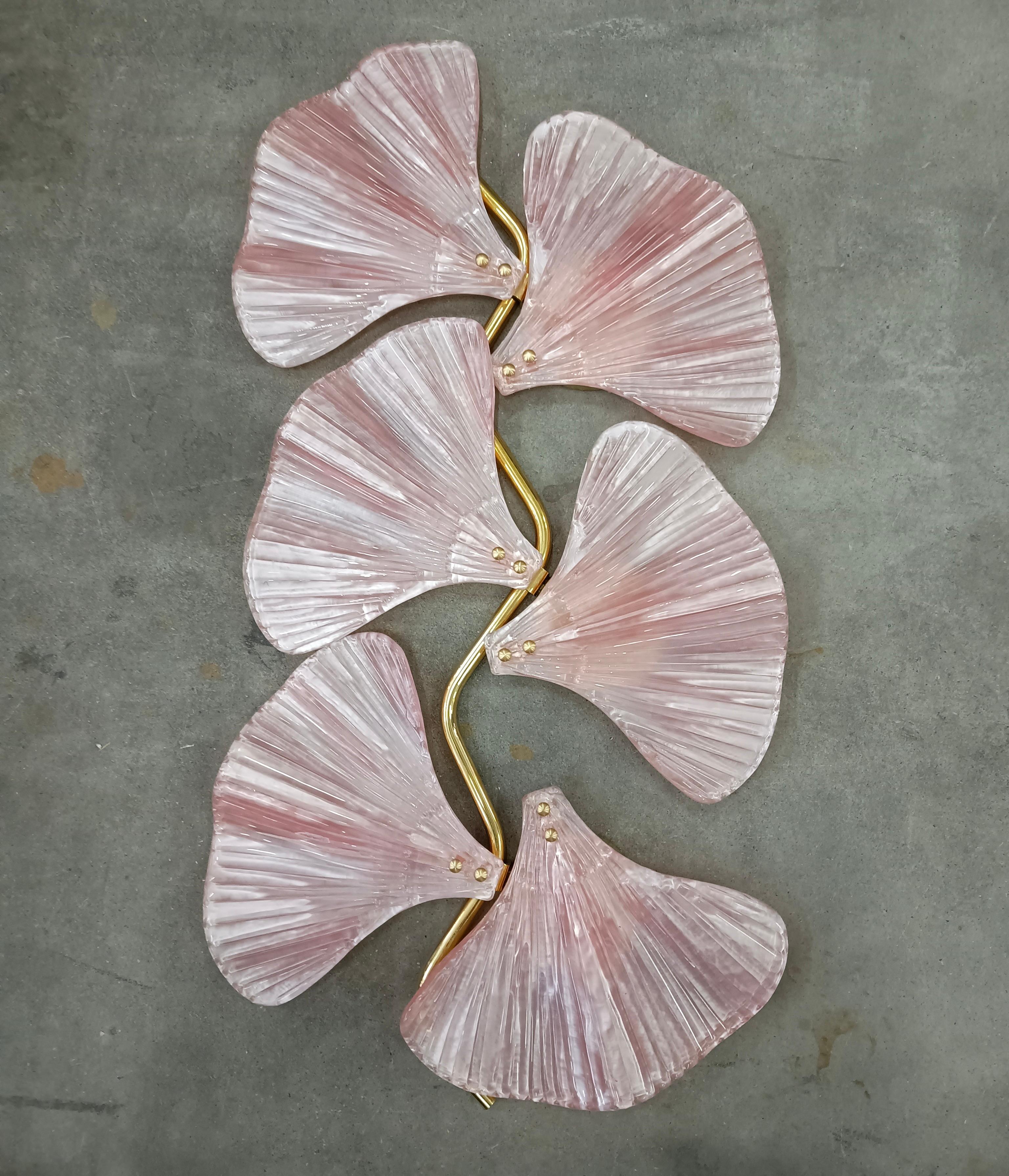 This bewitching narrow and long wall lamp was made entirely by hand in Murano. Every single leaf is made individually by hand in high quality blown glass in Murano; which is why each leaf is slightly different from the next. Exhilarating color, rich
