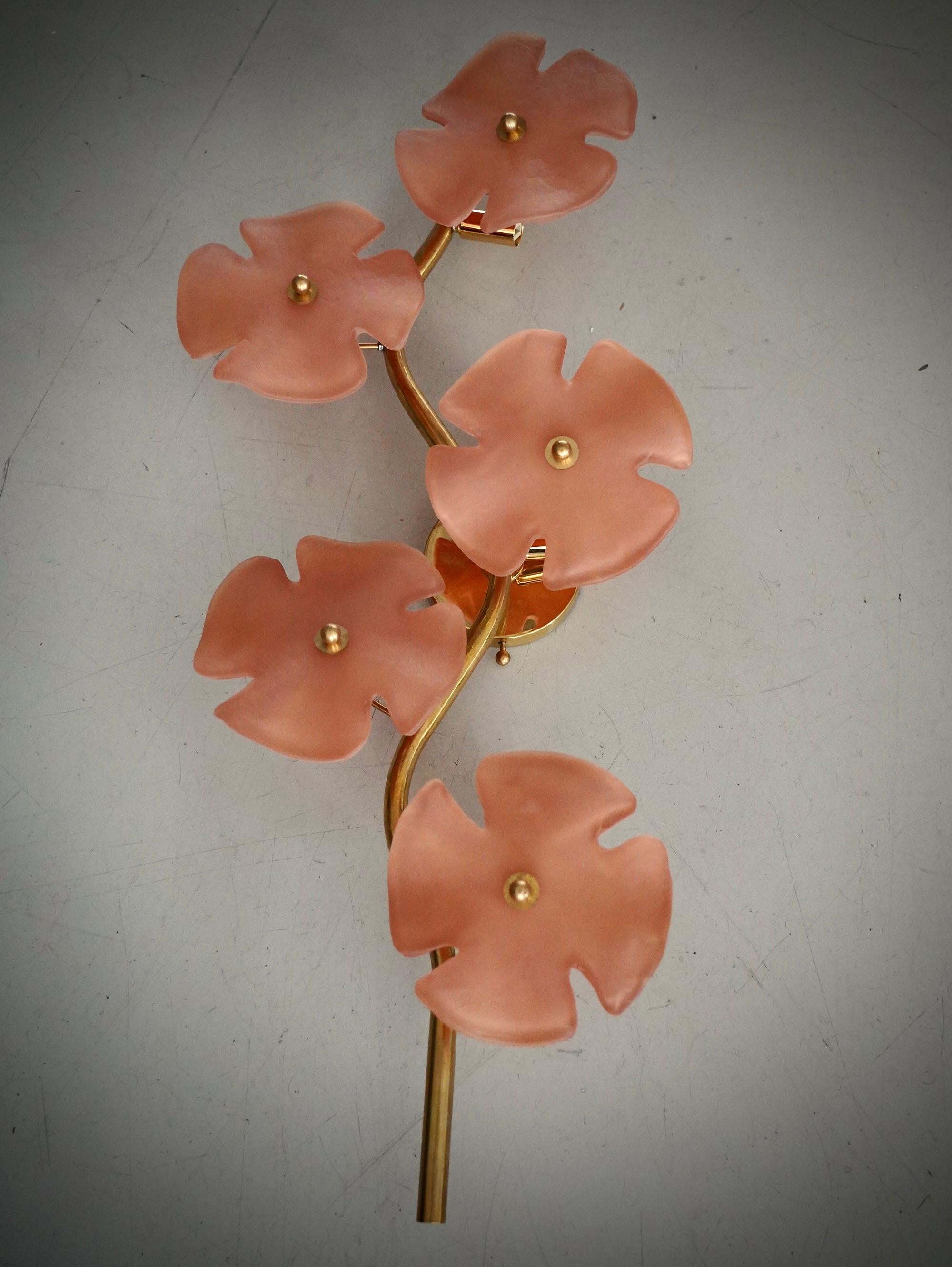 Este encantador aplique estrecho y largo se fabricó totalmente a mano en Murano. Cada hoja está hecha a mano individualmente con vidrio soplado de Murano de alta calidad; por eso cada hoja es ligeramente distinta de la siguiente. Color emocionante,
