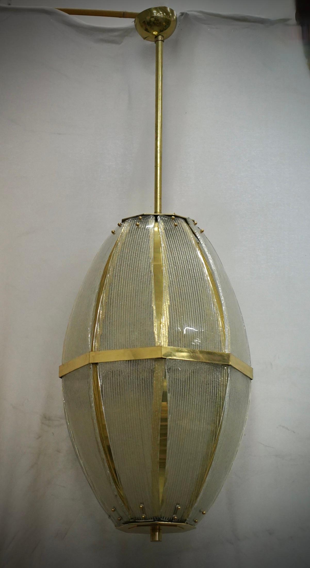 Lanterne spéciale et très originale en laiton et verre de Murano, design unique enrichi par un verre particulier avec un travail de sablage.

Le lustre/lanterne présente une structure ronde en laiton à laquelle ont été fixées de longues feuilles