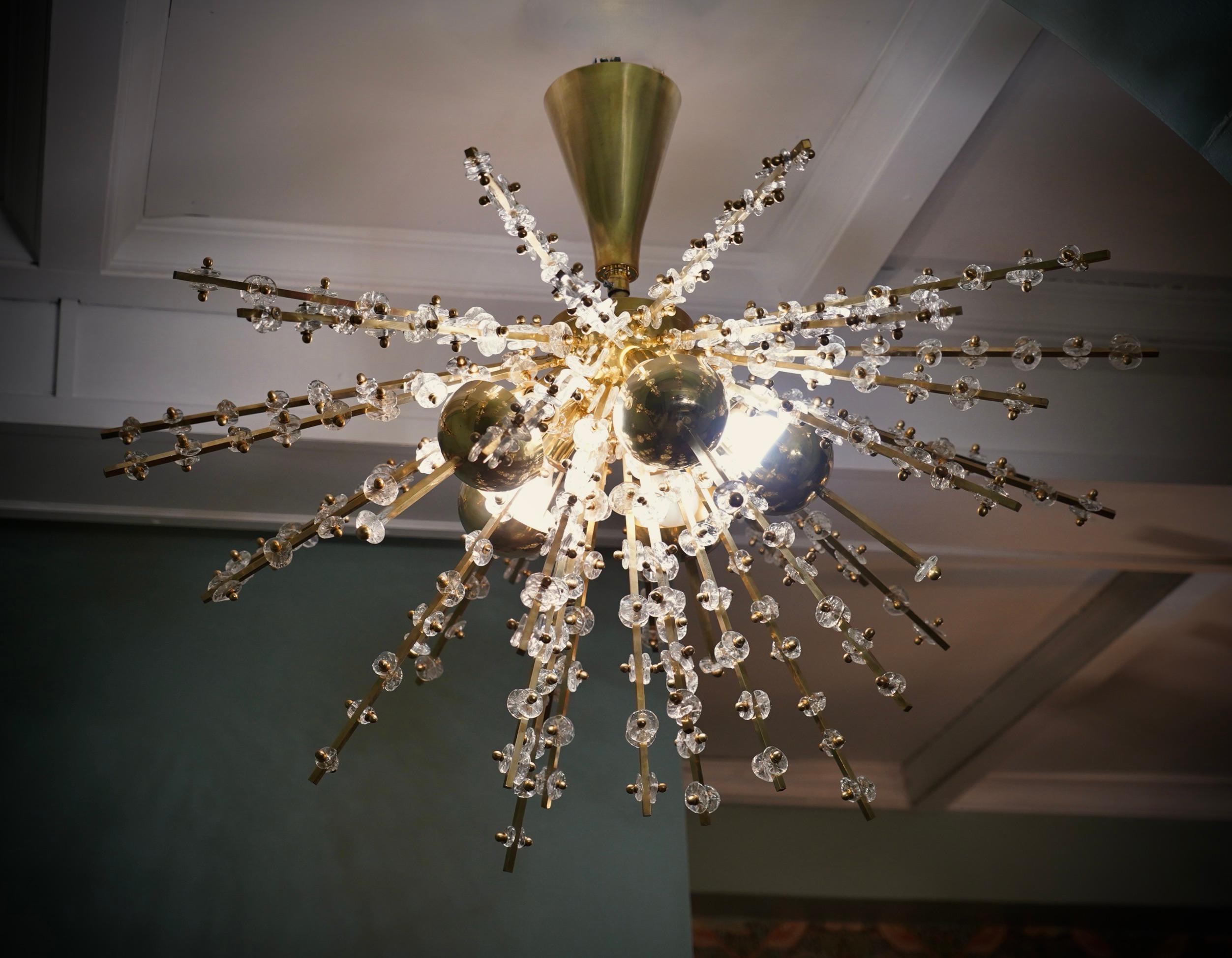 Something truly incredible this Murano chandelier. Surprising design from the 70s, due to the very particular shape of these long brass rods with attached glass flowers. Very elegant, it will furnish and decorate your entire room. The Murano