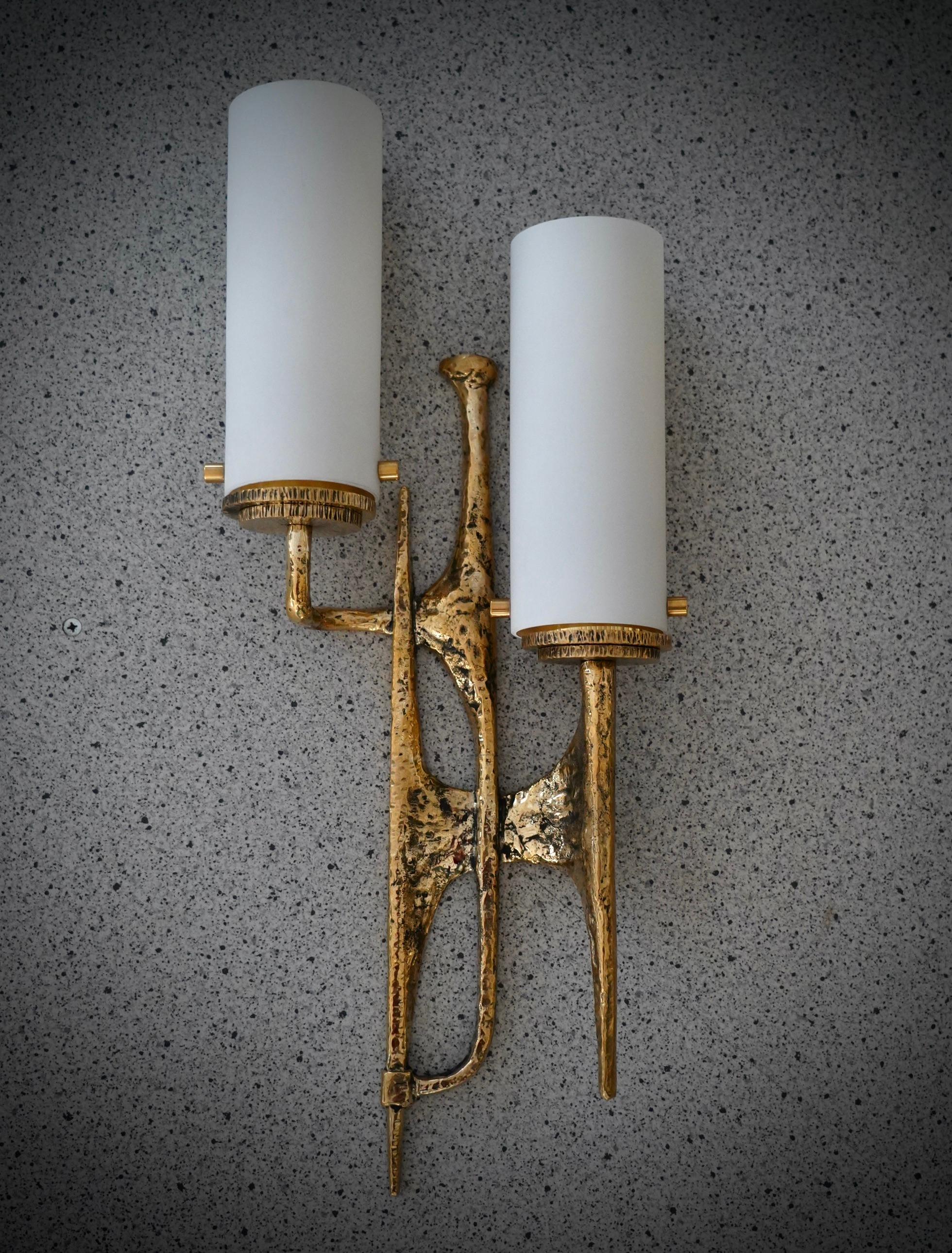 Esta encantadora lámpara de pared está totalmente hecha a mano en Murano. Cada marco individual está hecho a mano con latón de alta calidad; su llamativo color, el dorado del latón y el blanco intenso del cristal, es cautivador.

El aplique se