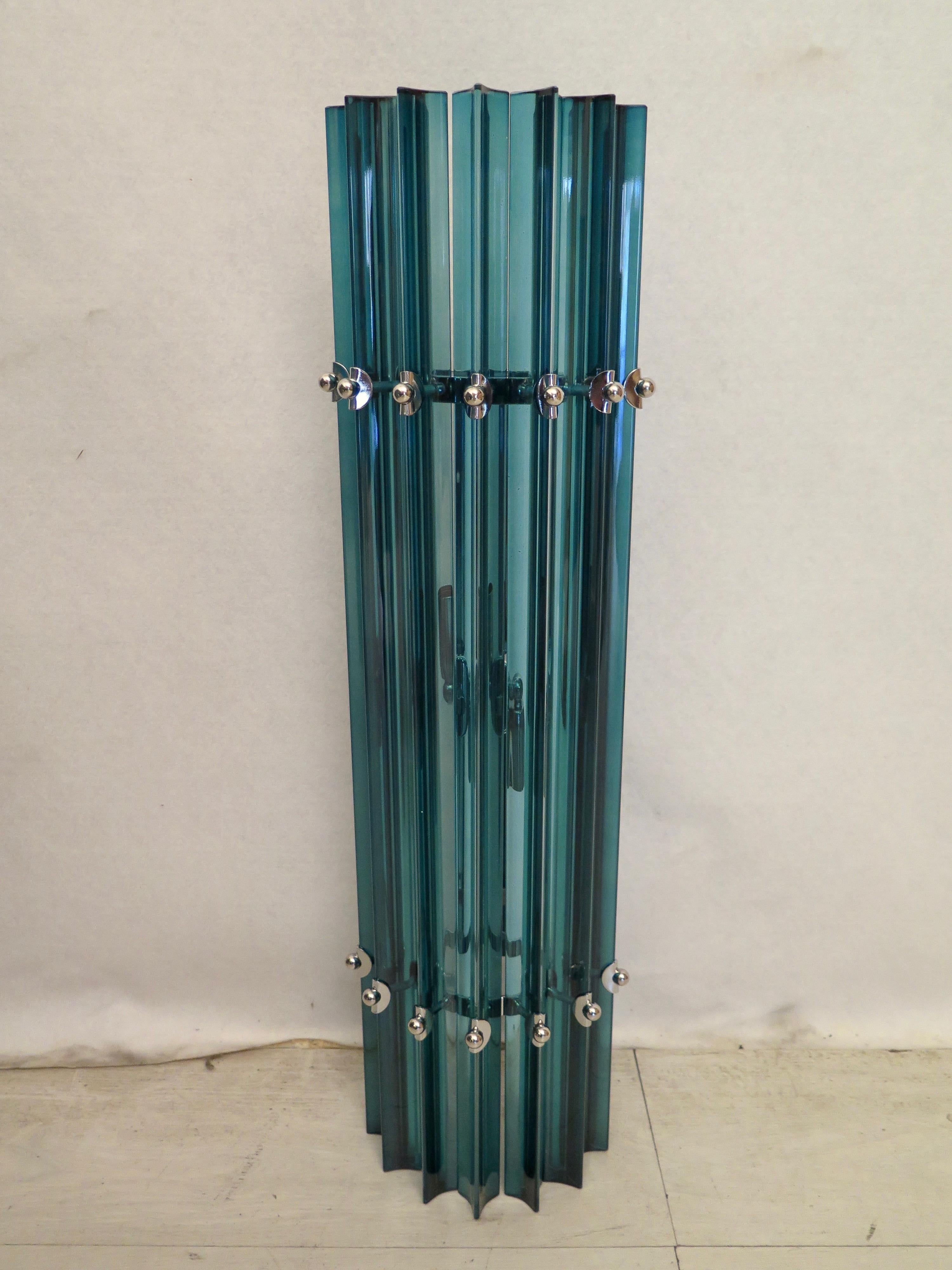 Charming blue color for this series of Murano glass wall light, of the middle of the century. 

All in Murano glass. They have a semicircular structure in chromed metal. All around formed by a series of barrel of triangular section, cobalt blue