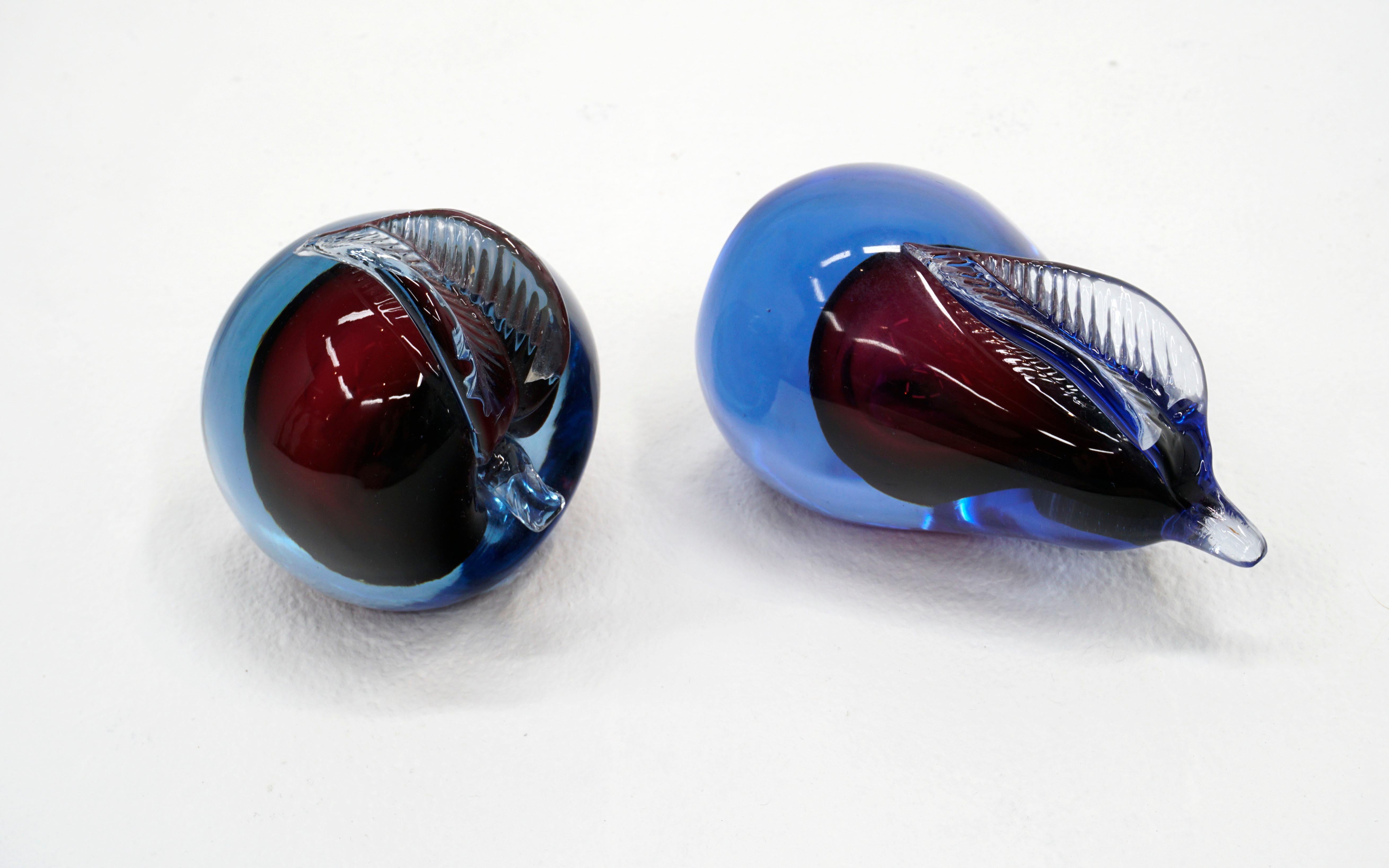 Murano-Kunstglas Apfel und Birne, mundgeblasen, blau, lila, ausgezeichneter Zustand (Italienisch) im Angebot