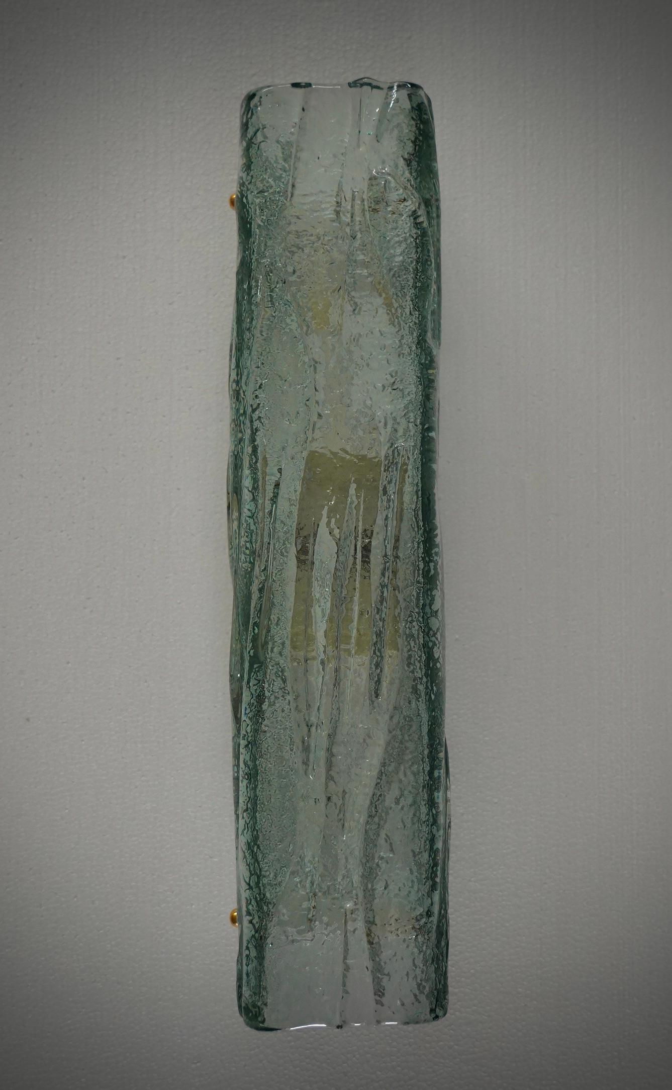 Belle et importante applique en verre de Murano avec une forme particulière et un design en verre très très riche, avec une belle couleur vert d'eau. Les fours Murano créent un design intemporel incontestable, à la fois simple et