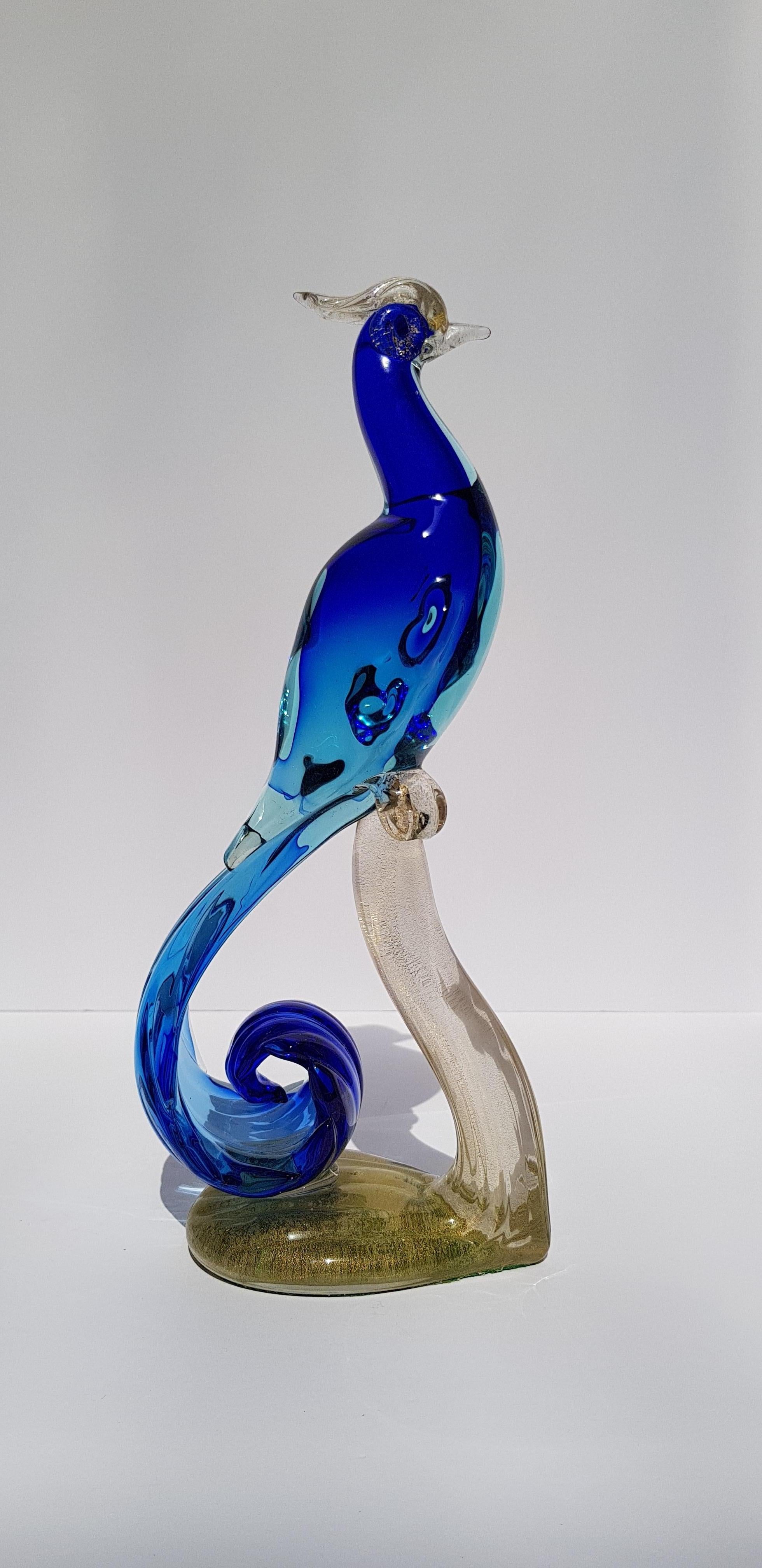 Squisita scultura di pavone o fagiano in vetro di Murano di Alfredo Barbini. Realizzato a mano sull'isola veneziana di Murano, in Italia, utilizzando i più bei vetri color zaffiro, fiordaliso e blu ceruleo e la tecnica del sommerso. Elegiaca coda e
