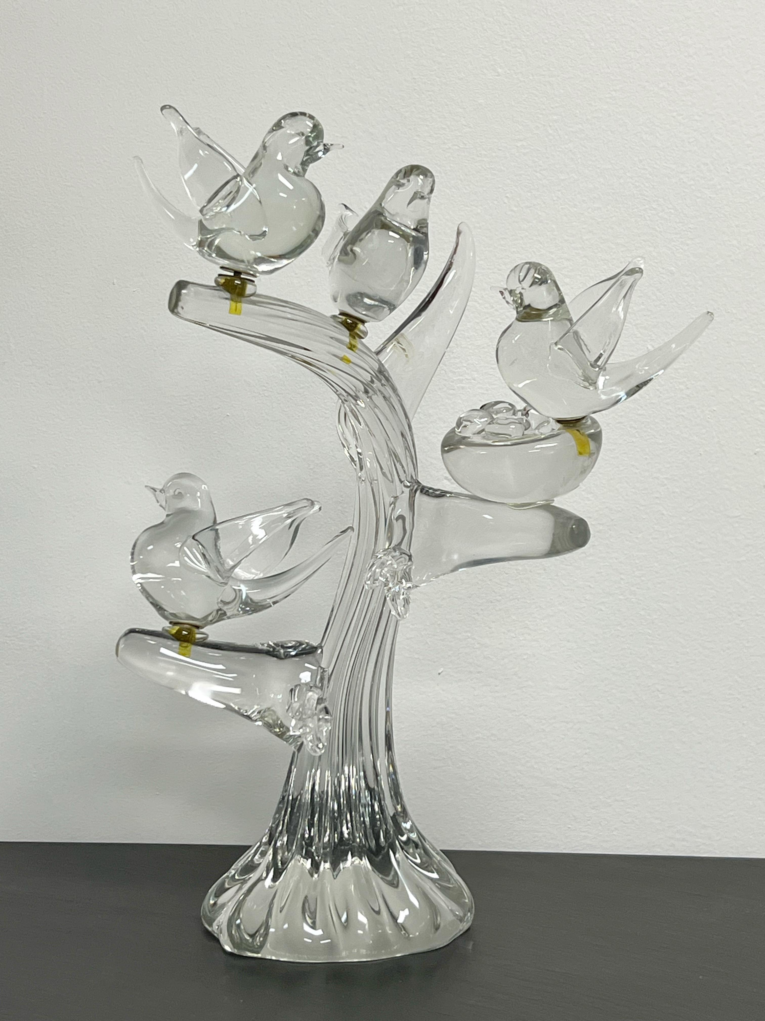 Una grande scultura in vetro artistico di uccelli appollaiati su un ramo. Il tutto è realizzato in vetro di Murano trasparente e spesso. Firmato sulla parte inferiore del ramo. Gli uccelli sono intercambiabili e possono essere posizionati in diverse