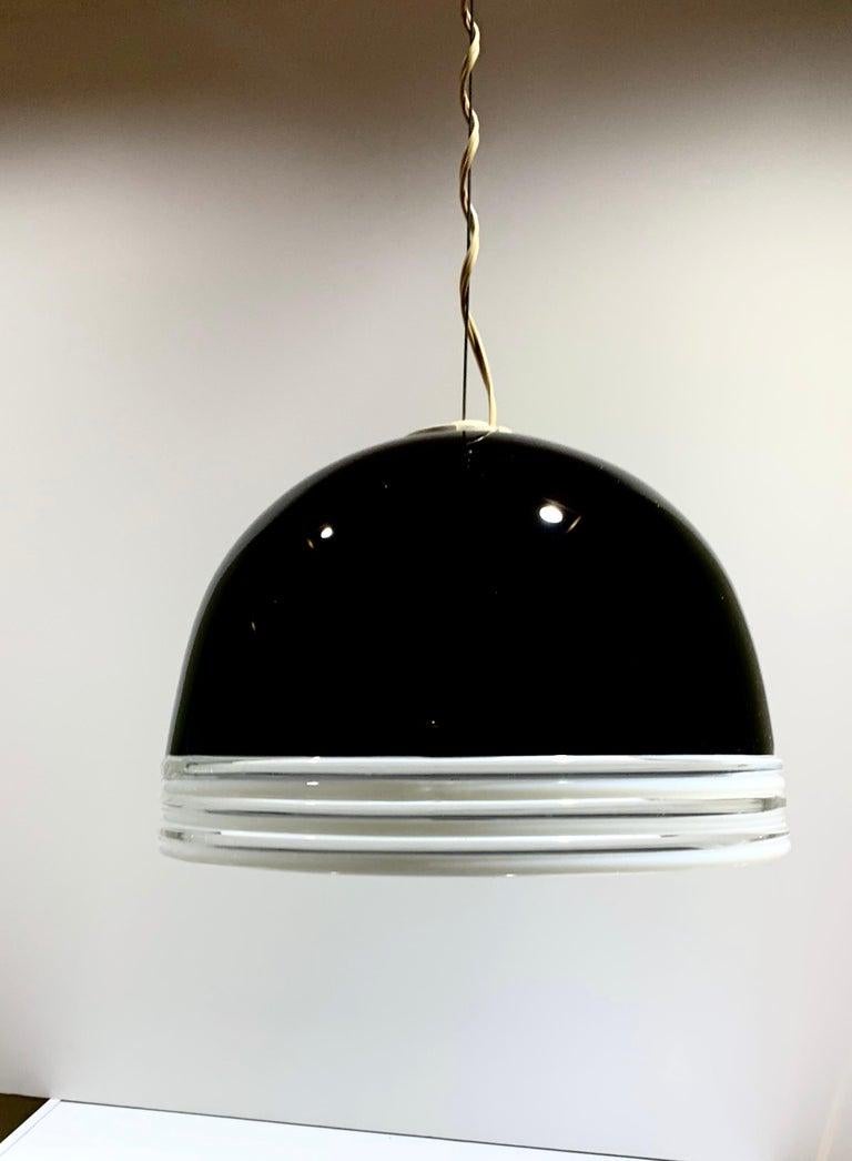 Mid-Century Modern Lampe à suspension Leucos en verre d'art de Murano noir et opaline de Roberto Pamio & Renato Toso en vente