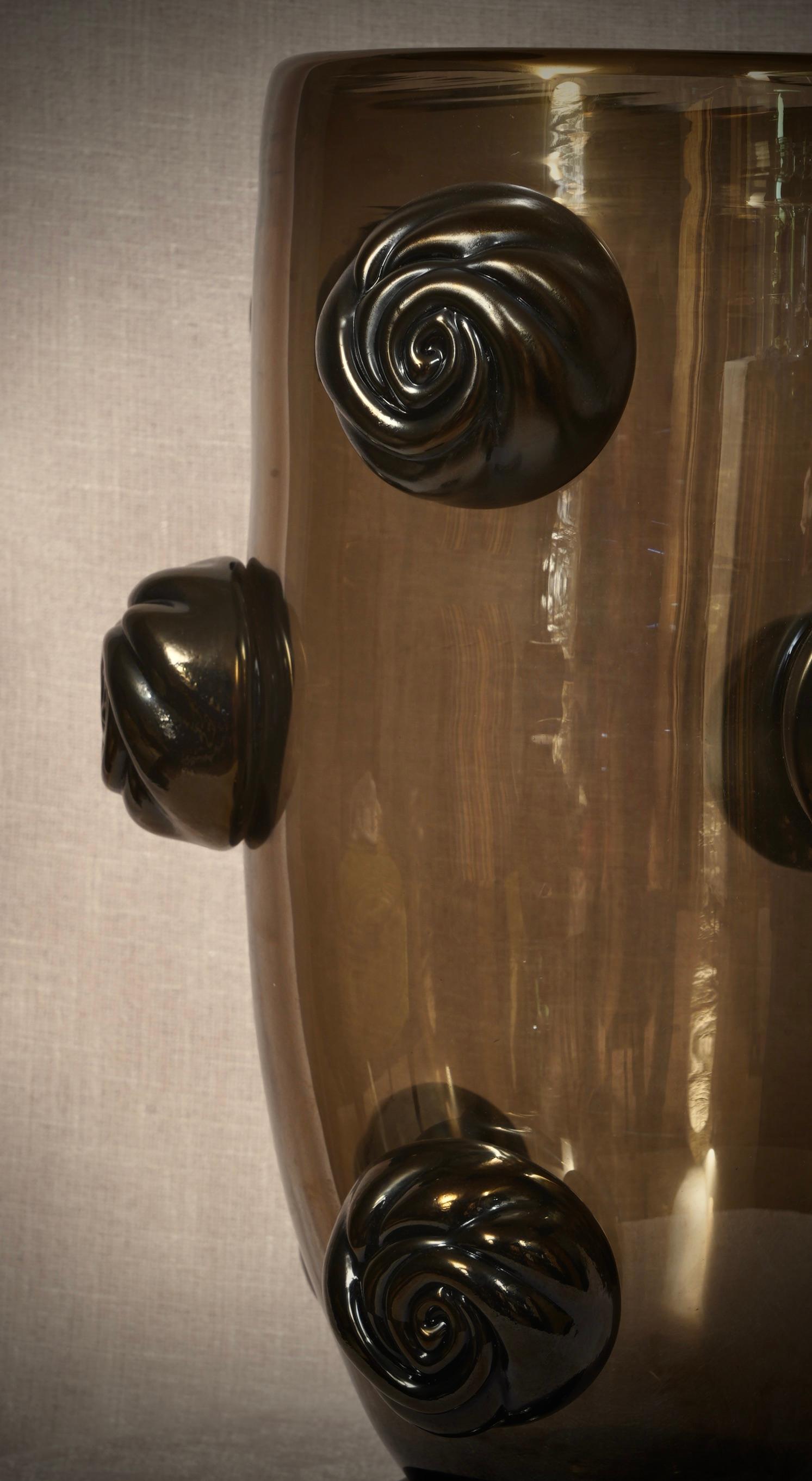 Jarrón de cristal soplado de Murano Art Glass de color negro y ahumado de mediados de siglo, 2000 Moderno de mediados de siglo en venta