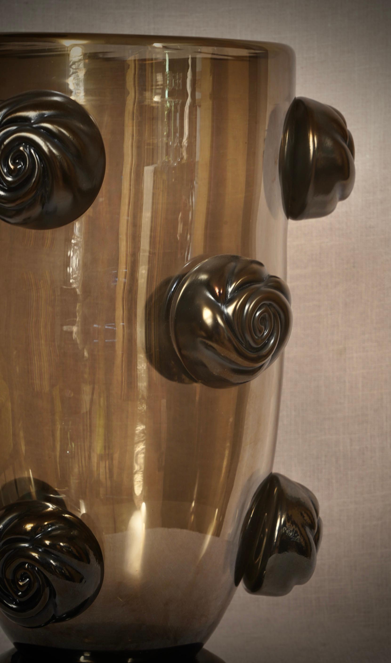 Jarrón de cristal soplado de Murano Art Glass de color negro y ahumado de mediados de siglo, 2000 Italiano en venta