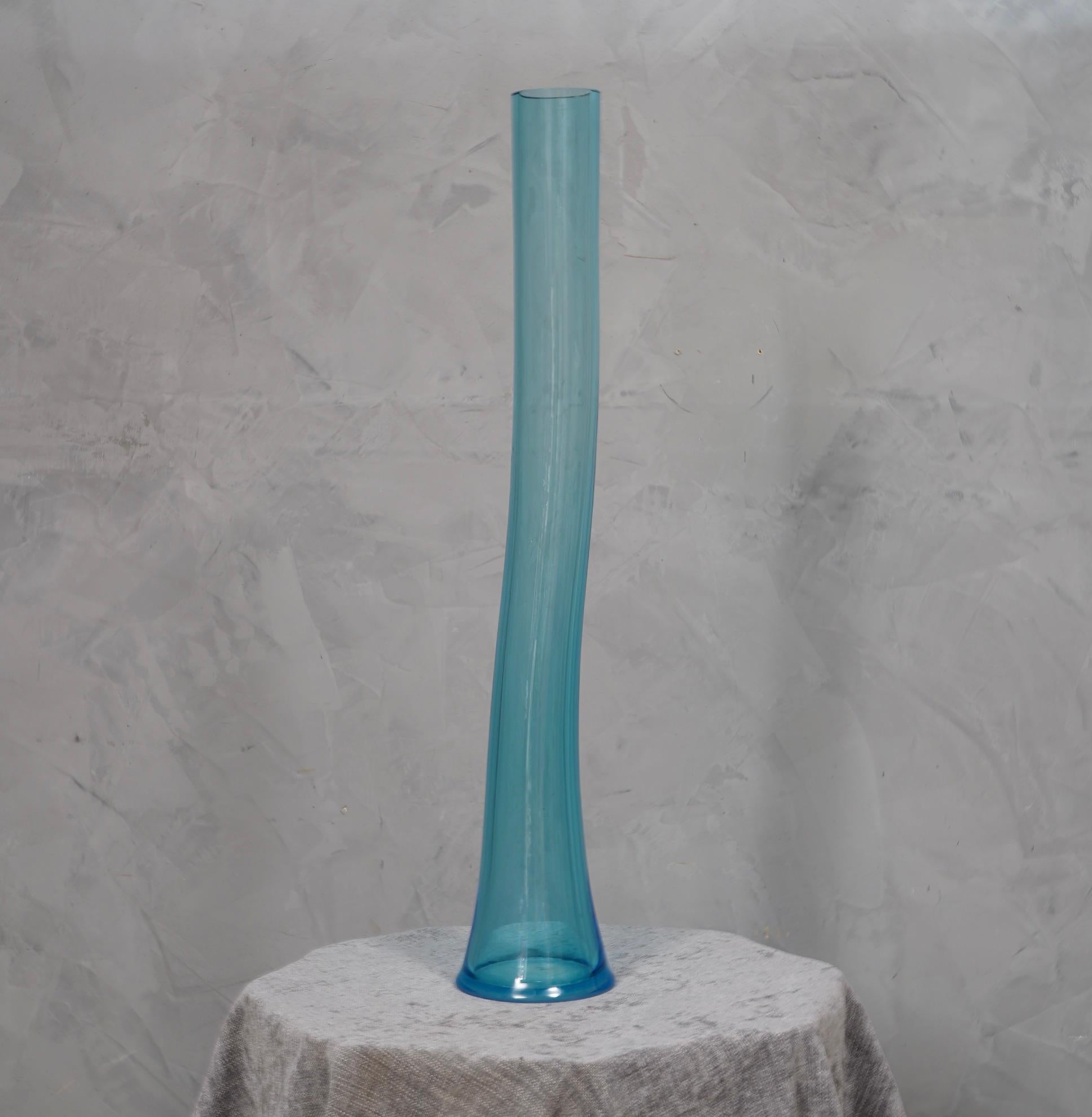 Prezioso e unico vaso in vetro di Murano soffiato a mano di colore azzurro, con un design classico ma originale e un forte spessore del vetro. Vaso lineare e stilizzato.

Il vaso ha una forma cilindrica lunga e stretta, con una base leggermente più