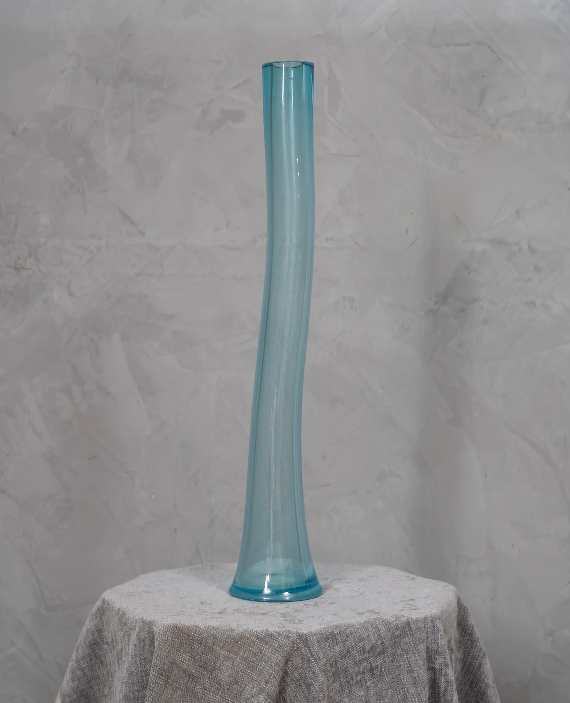 Mid-Century moderno Vaso di Murano in vetro soffiato color blu cielo del Medioevo, 1990 in vendita